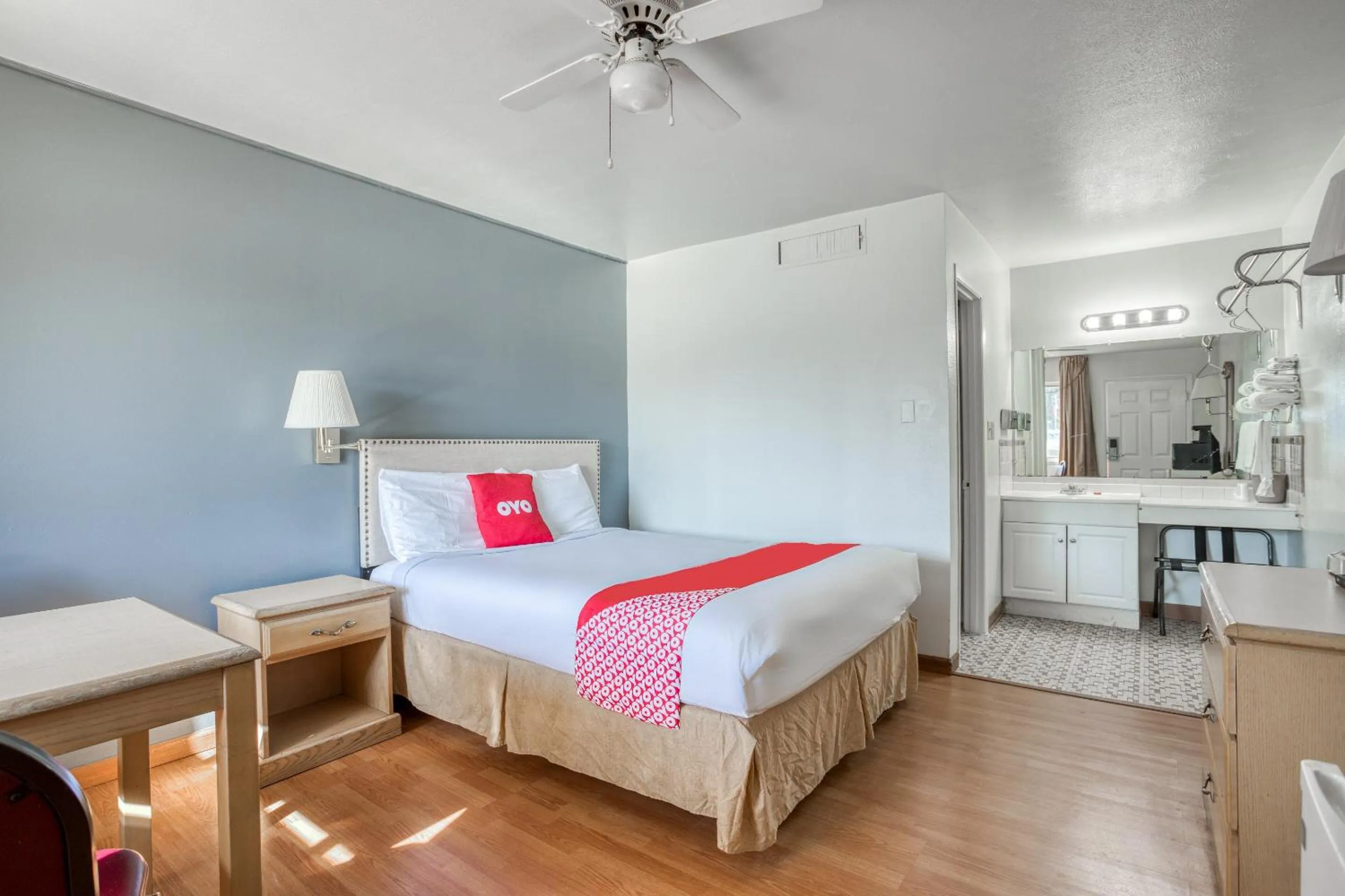 Bedroom, Bed in OYO Hotel Heber Springs Lakeside