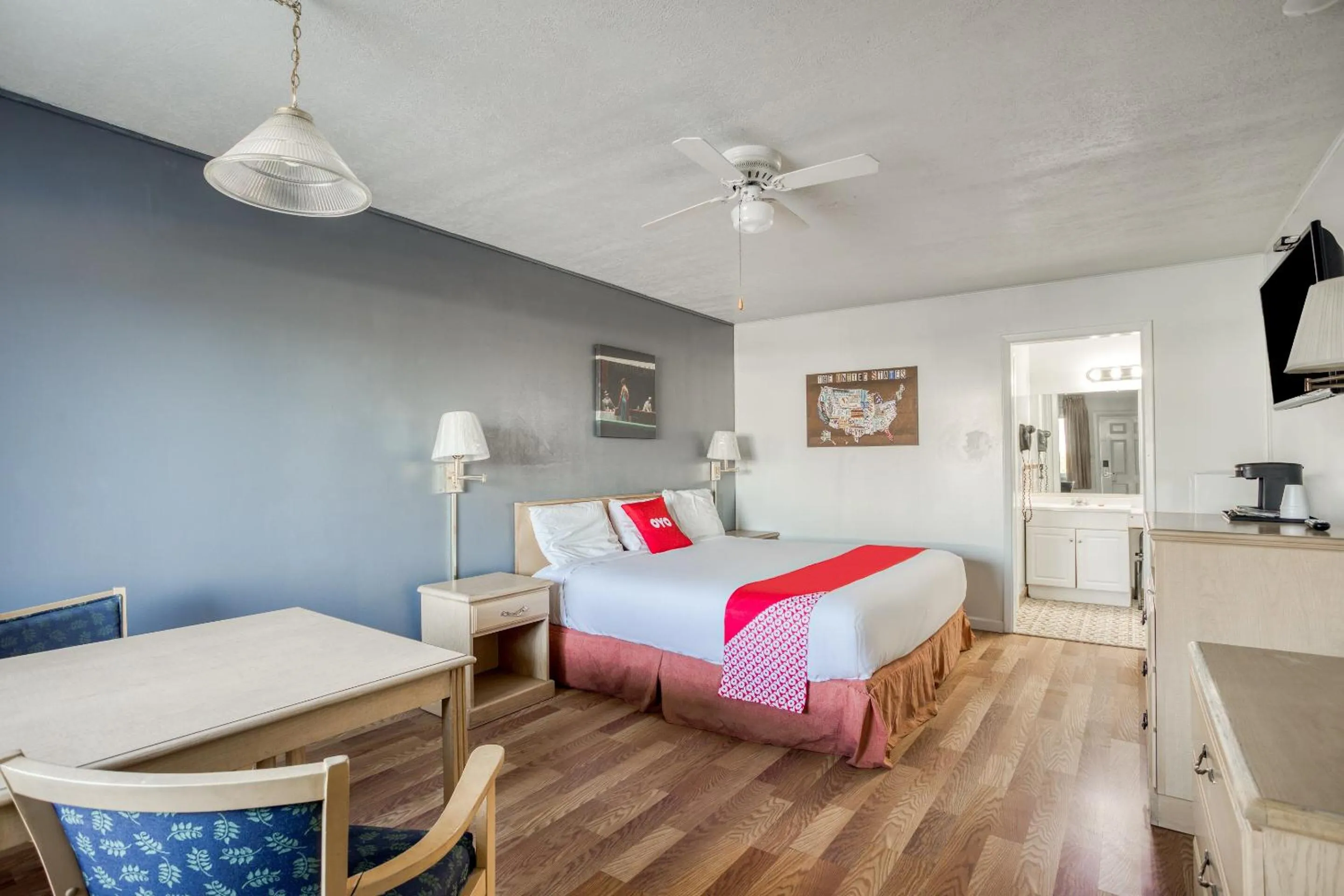 Bedroom, Bed in OYO Hotel Heber Springs Lakeside