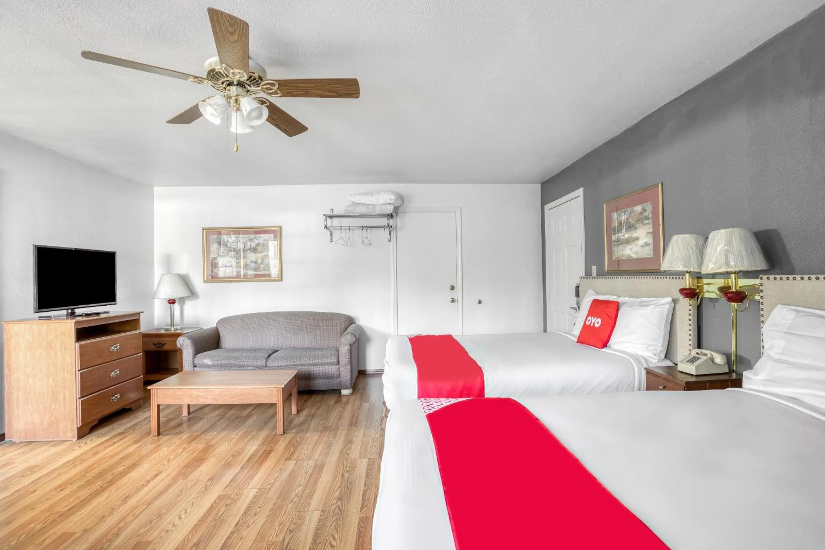 Bedroom, Bed in OYO Hotel Heber Springs Lakeside