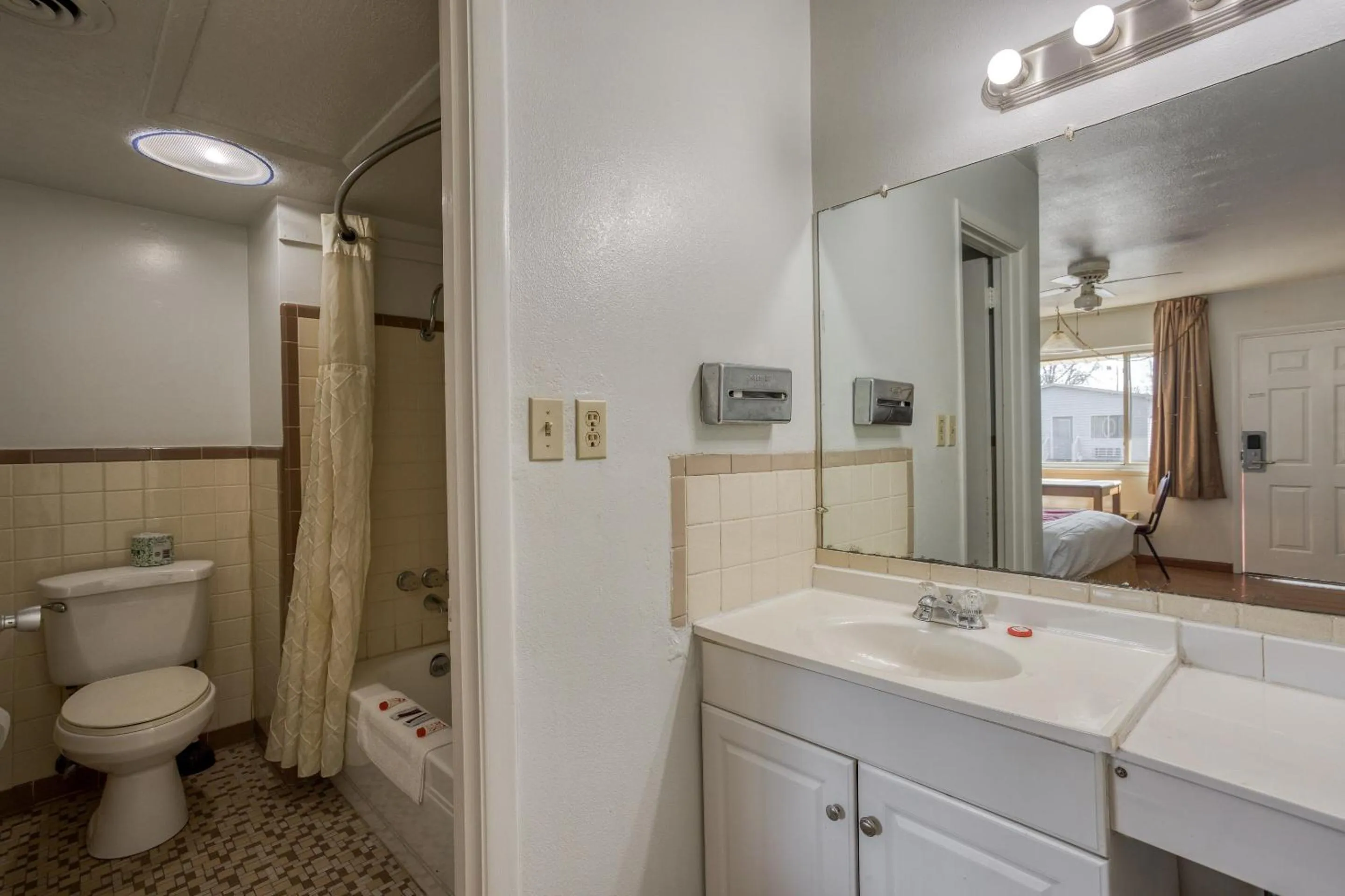 Bathroom in OYO Hotel Heber Springs Lakeside