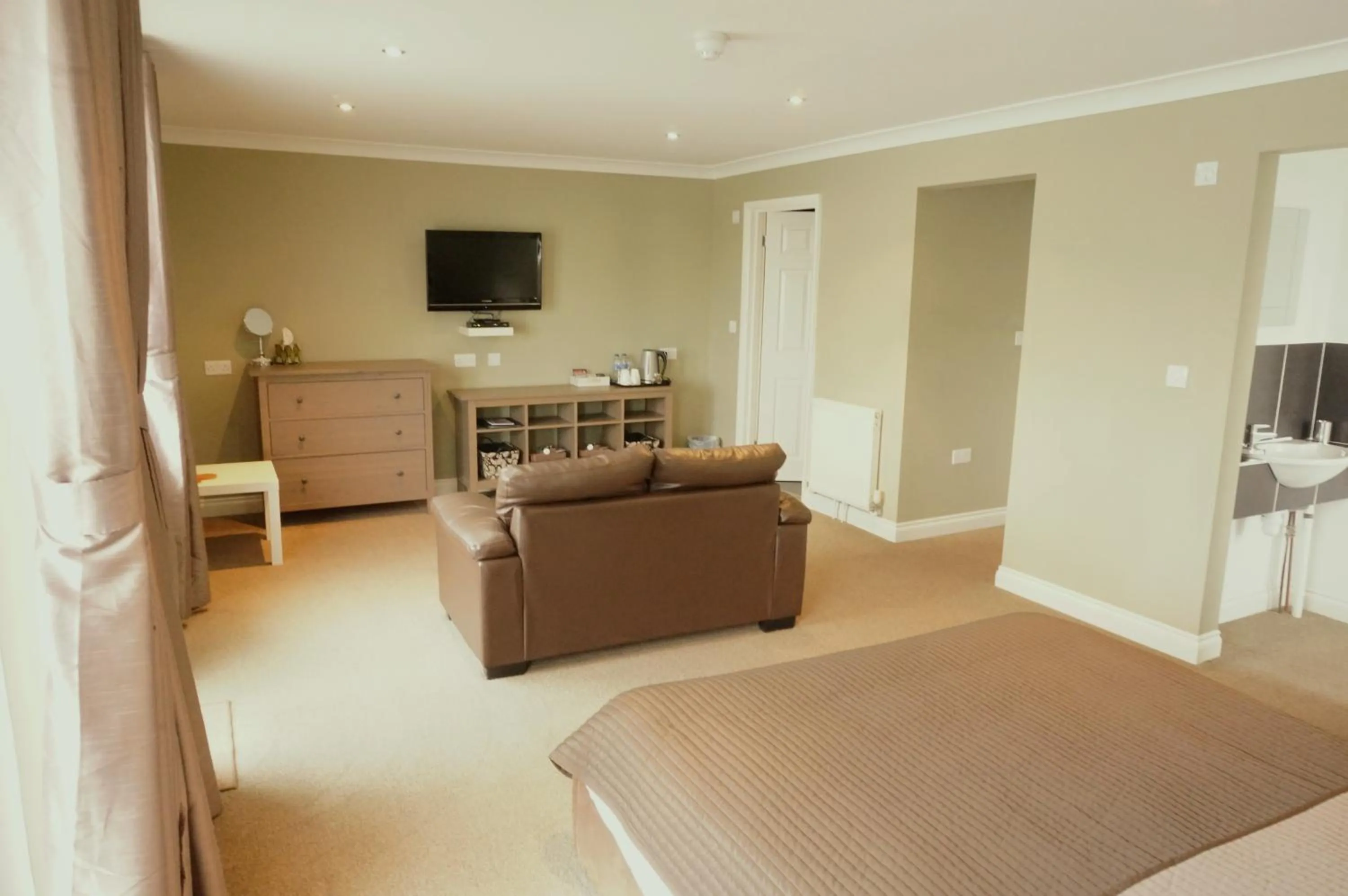 Photo of the whole room, Bed in shoreside inn