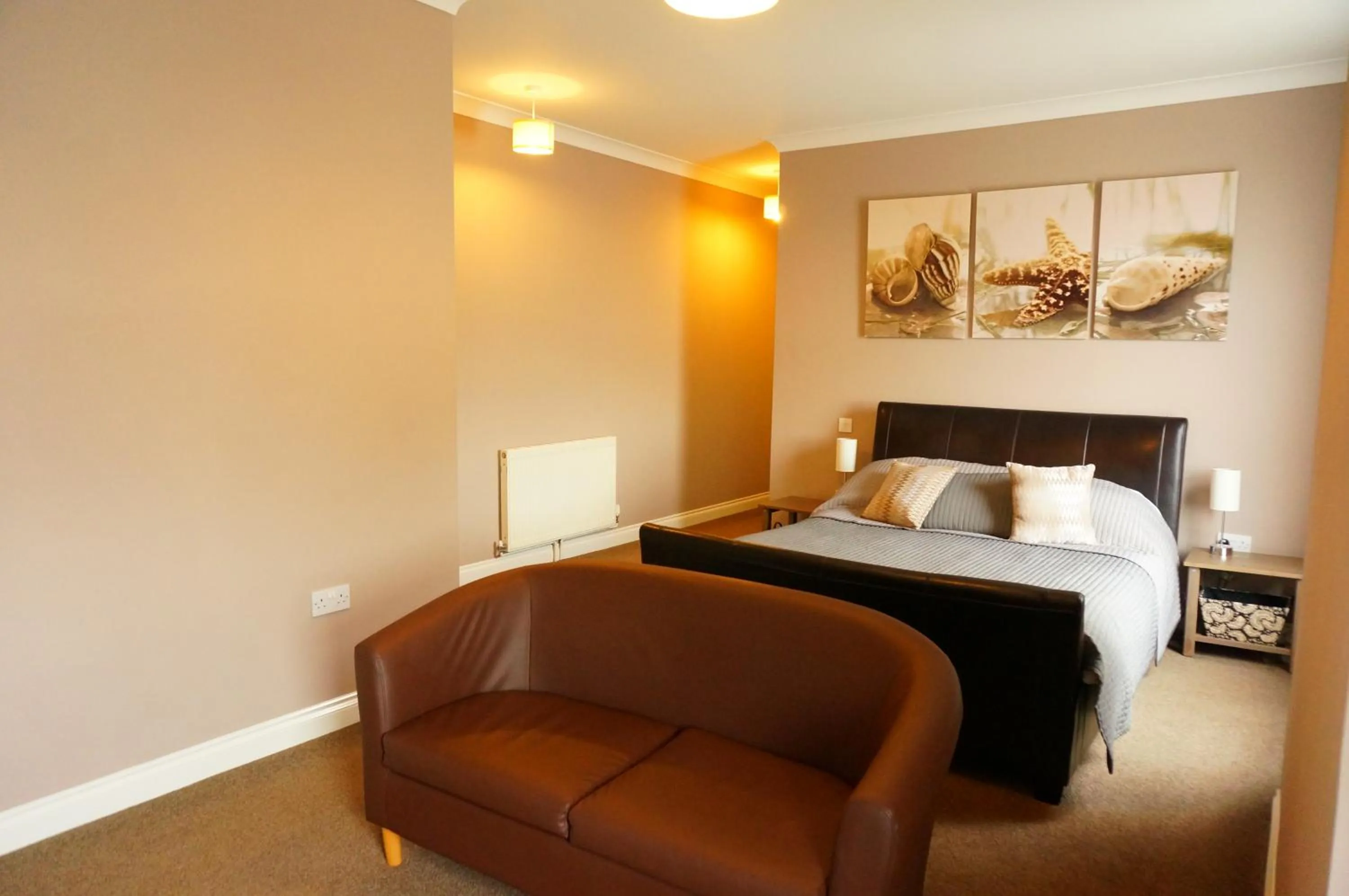 Photo of the whole room, Bed in shoreside inn