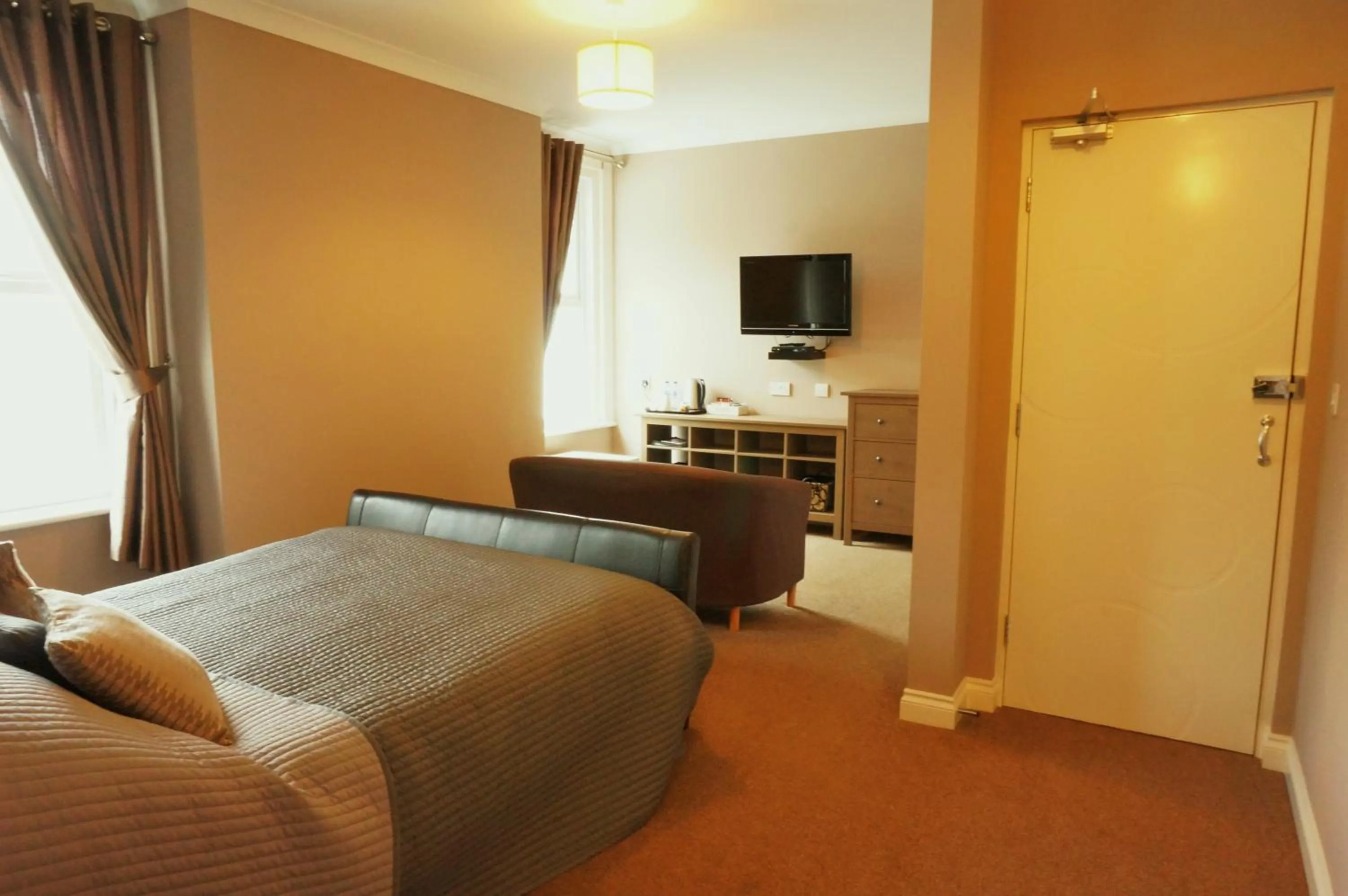 Photo of the whole room, Bed in shoreside inn