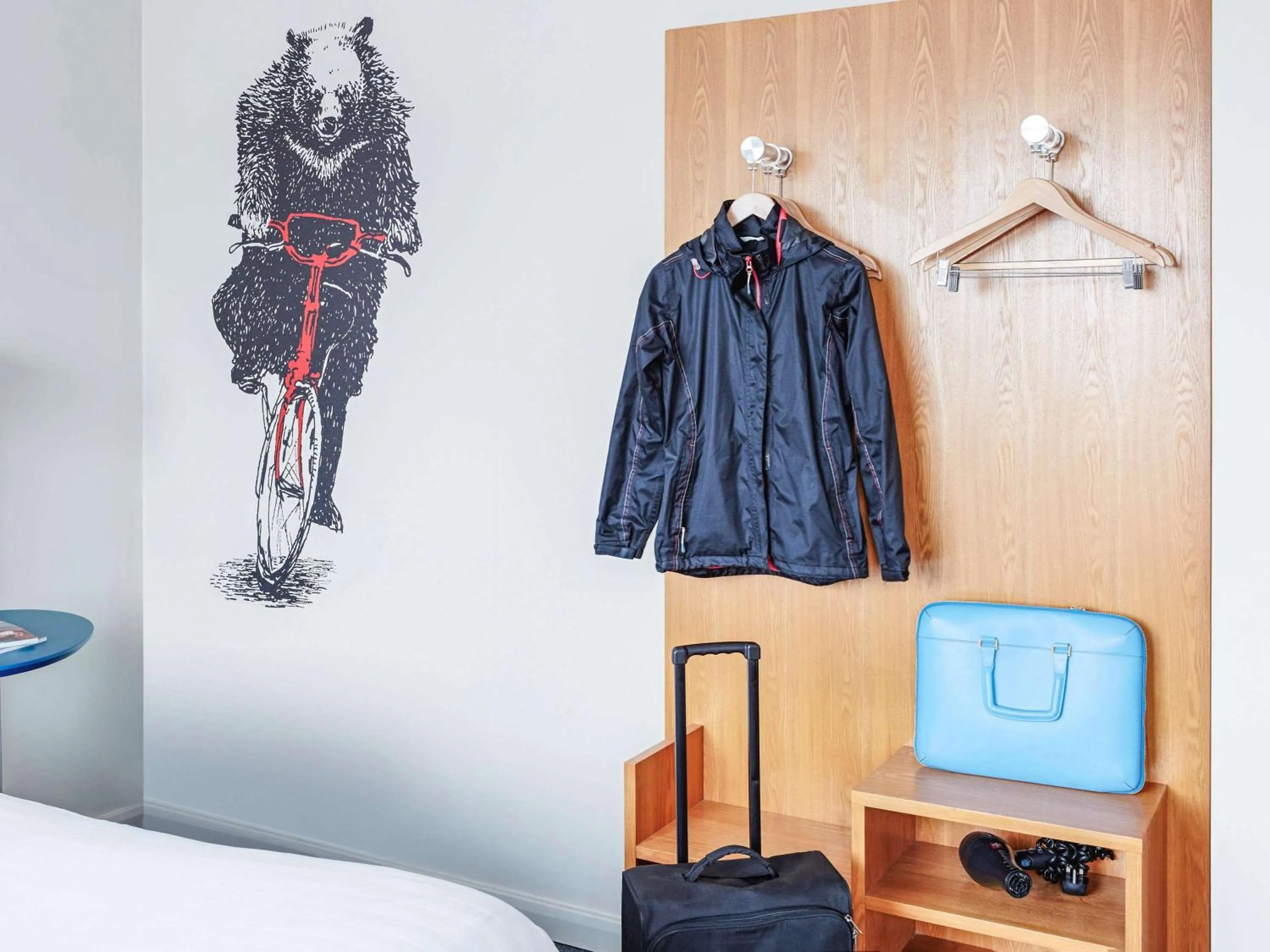 Photo of the whole room in ibis Styles Birmingham NEC & Airport