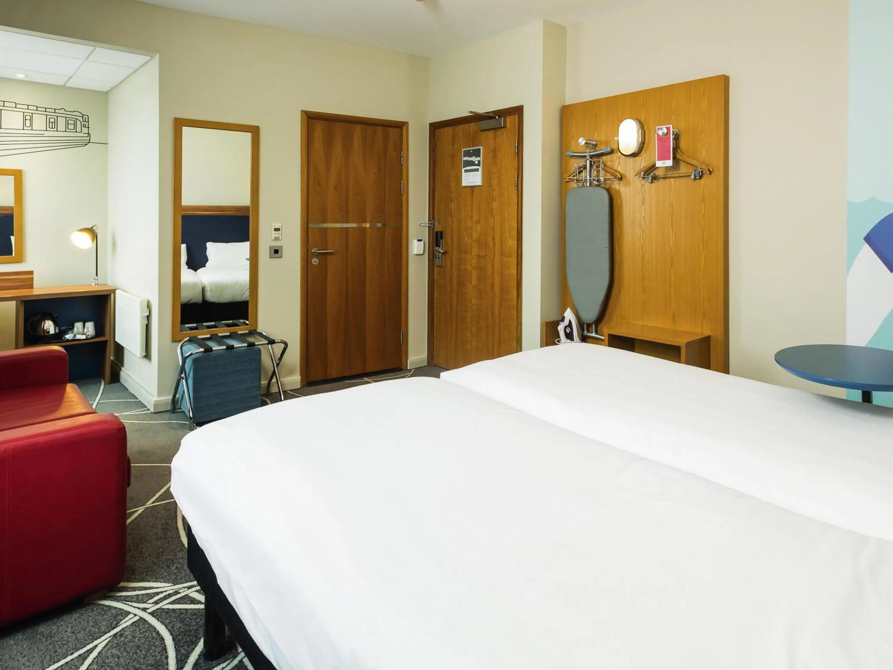 Bedroom, Bed in ibis Styles Birmingham NEC & Airport