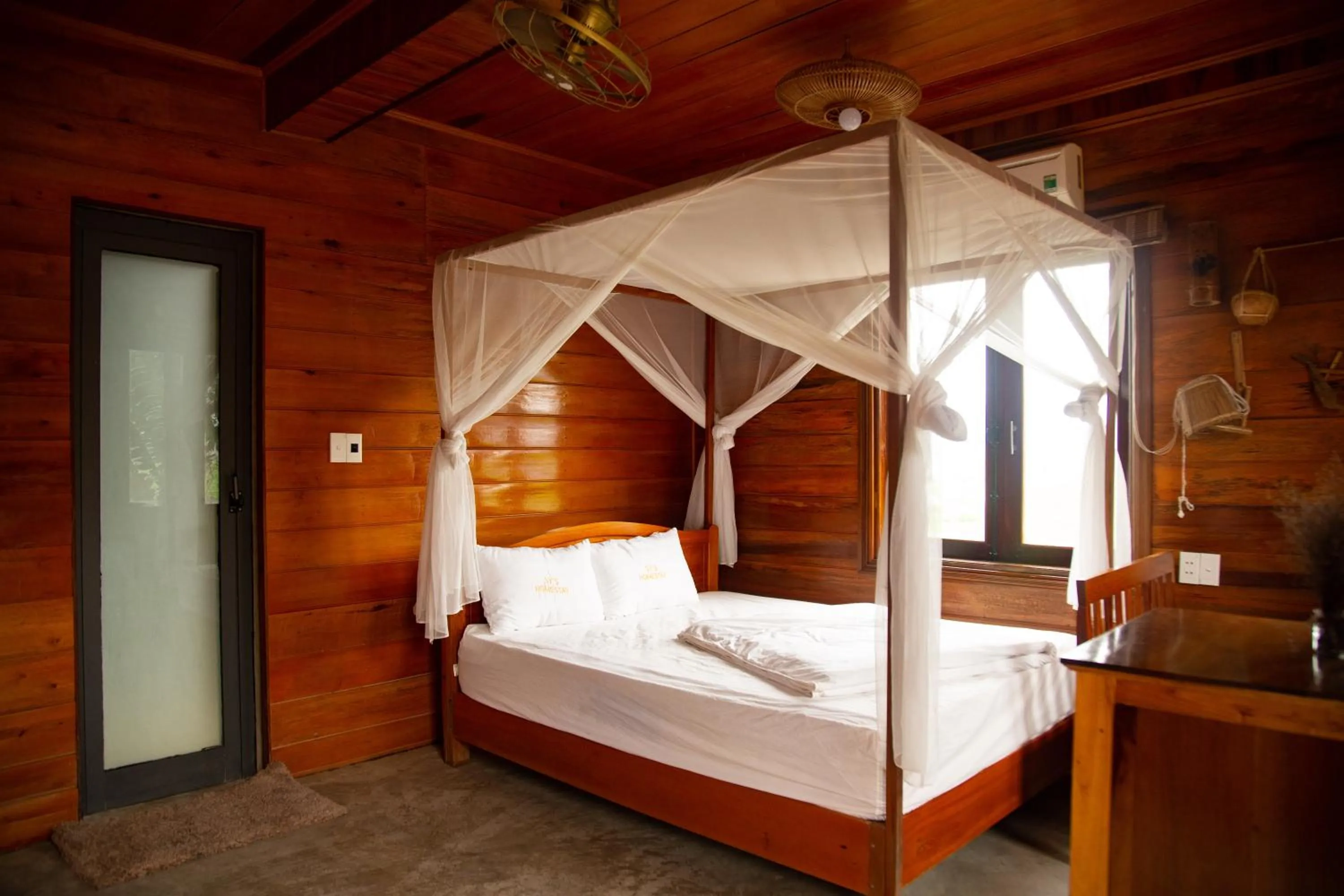 Bed in Jungle Boss Travel Lodge