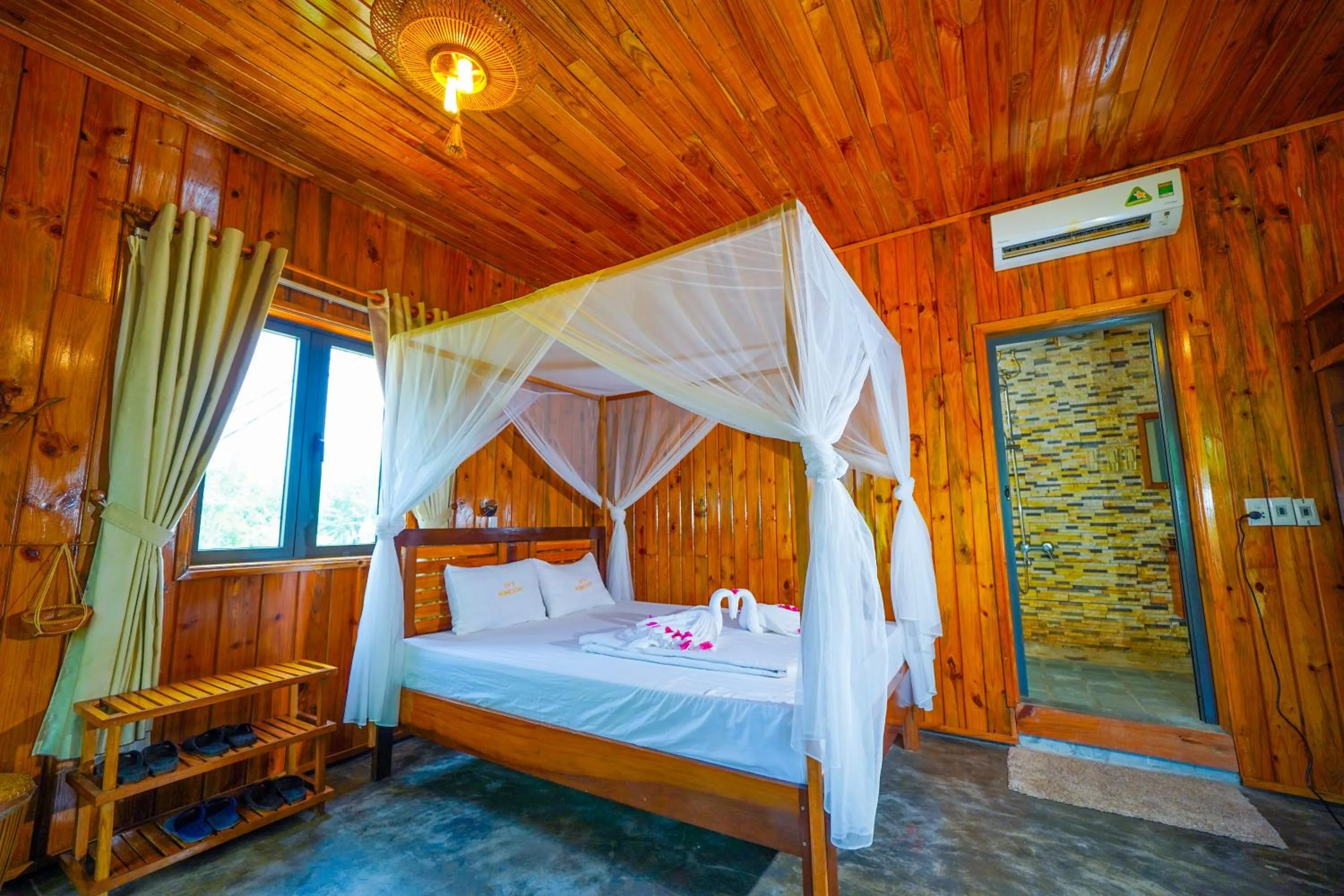 Bed in Jungle Boss Travel Lodge