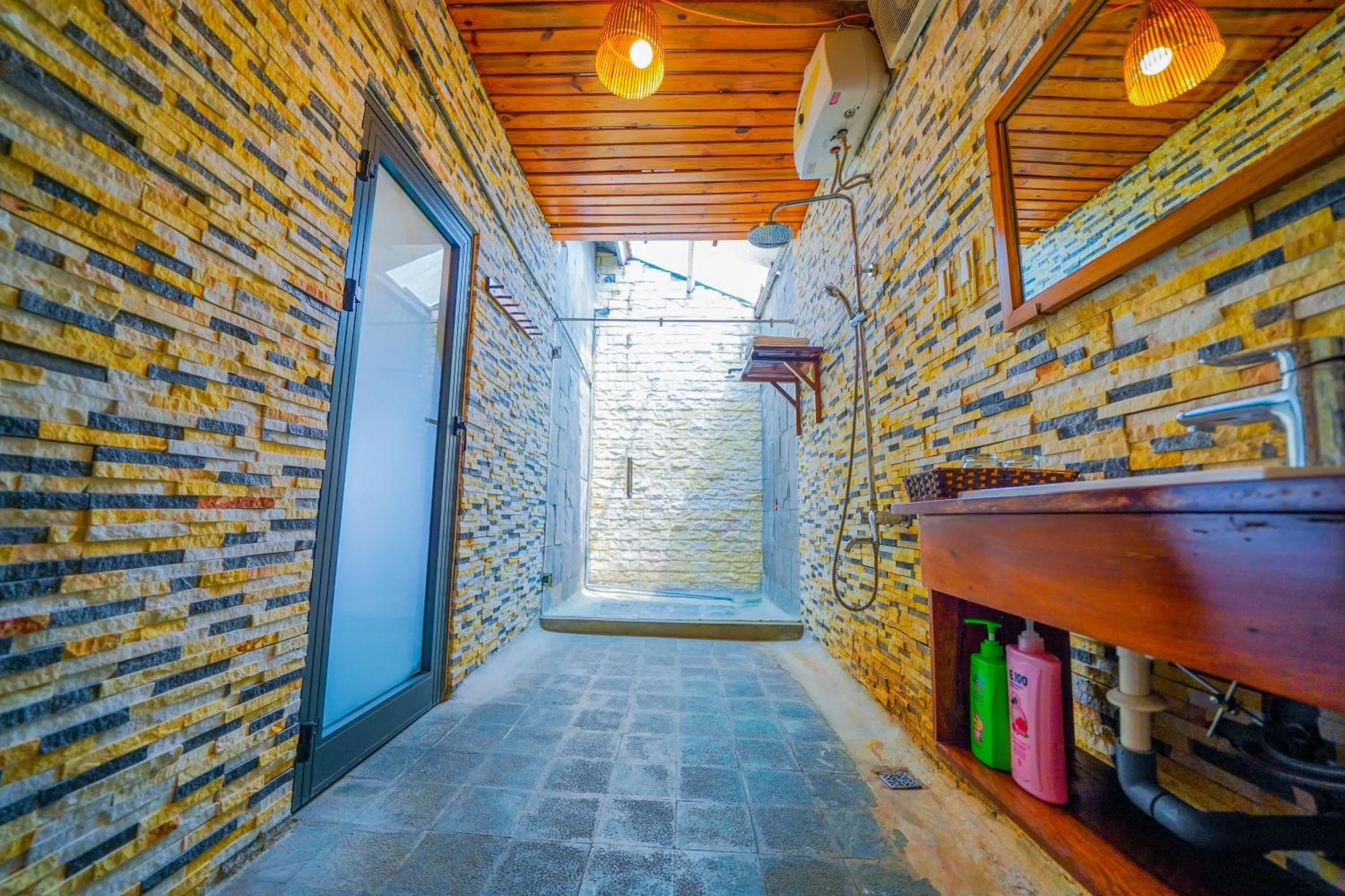 Jungle Boss Travel Lodge