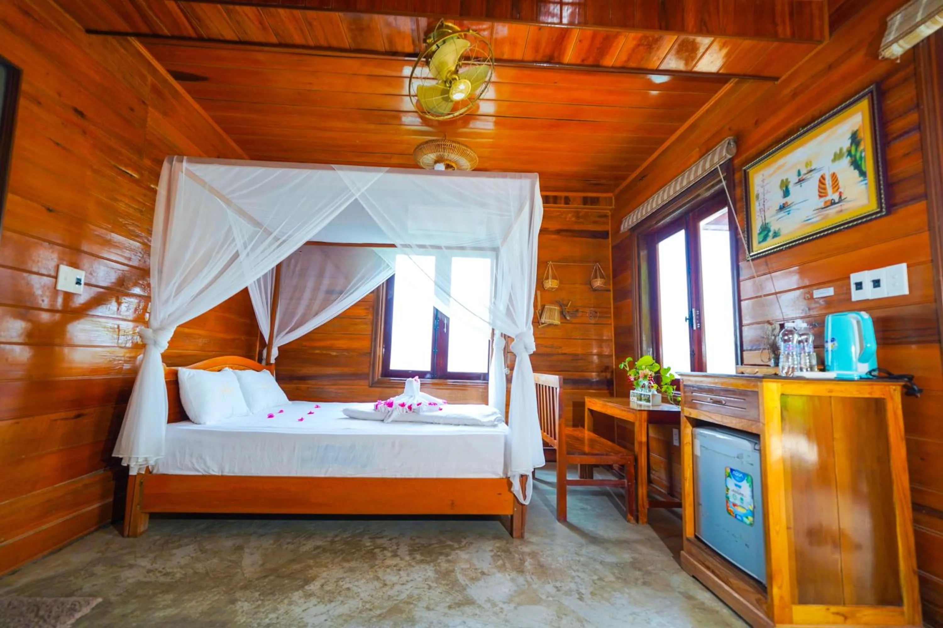 Bed in Jungle Boss Travel Lodge