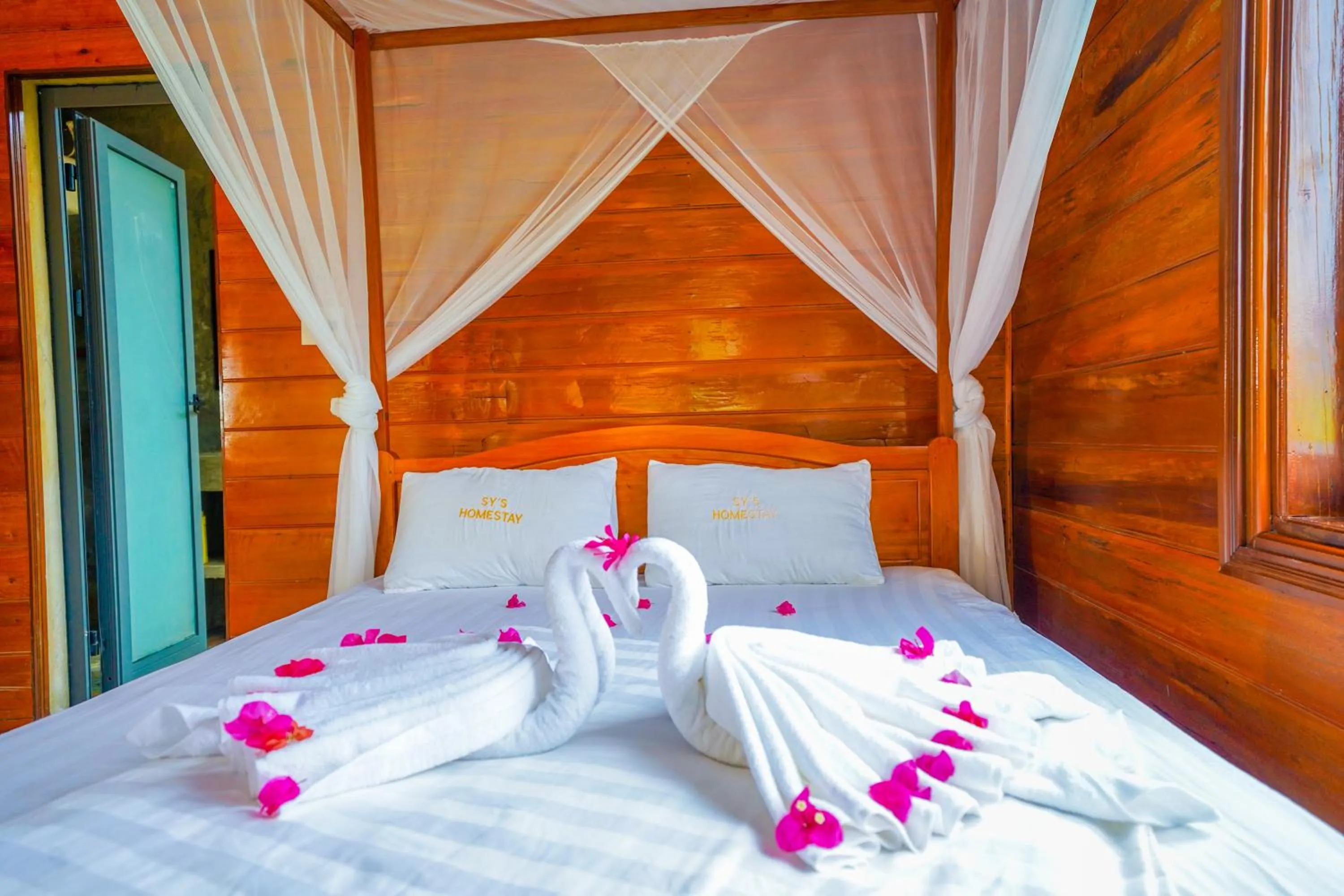 Bed in Jungle Boss Travel Lodge