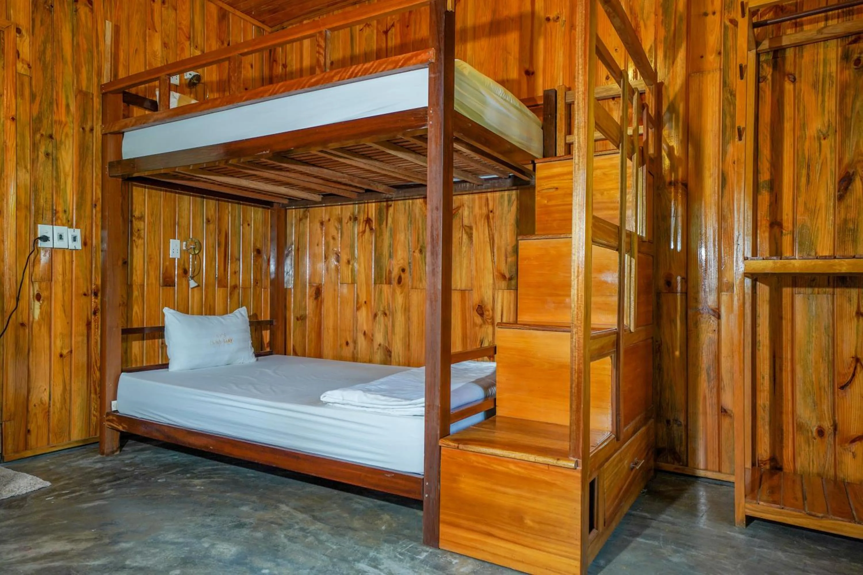 Bed in Jungle Boss Travel Lodge