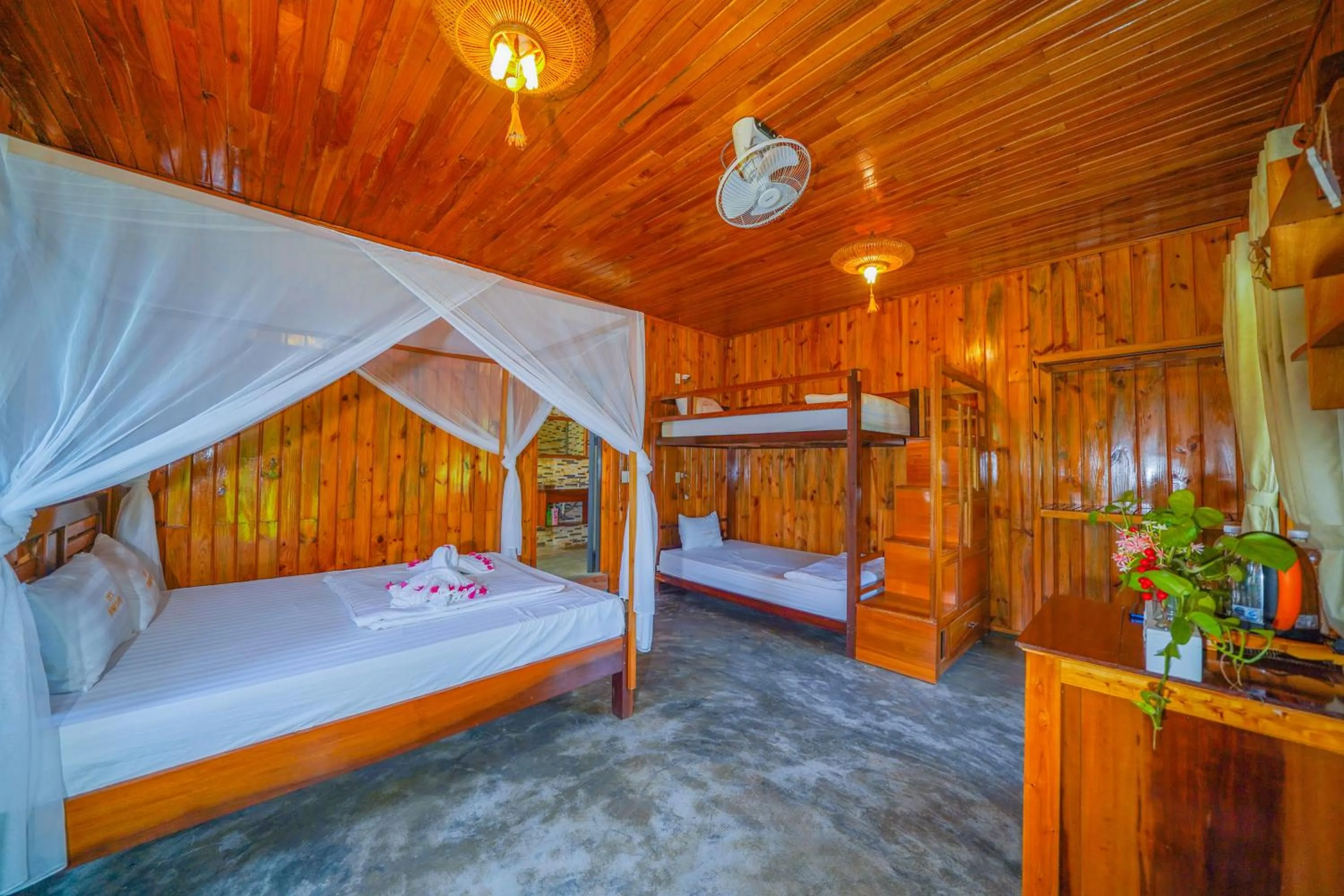 Bed in Jungle Boss Travel Lodge