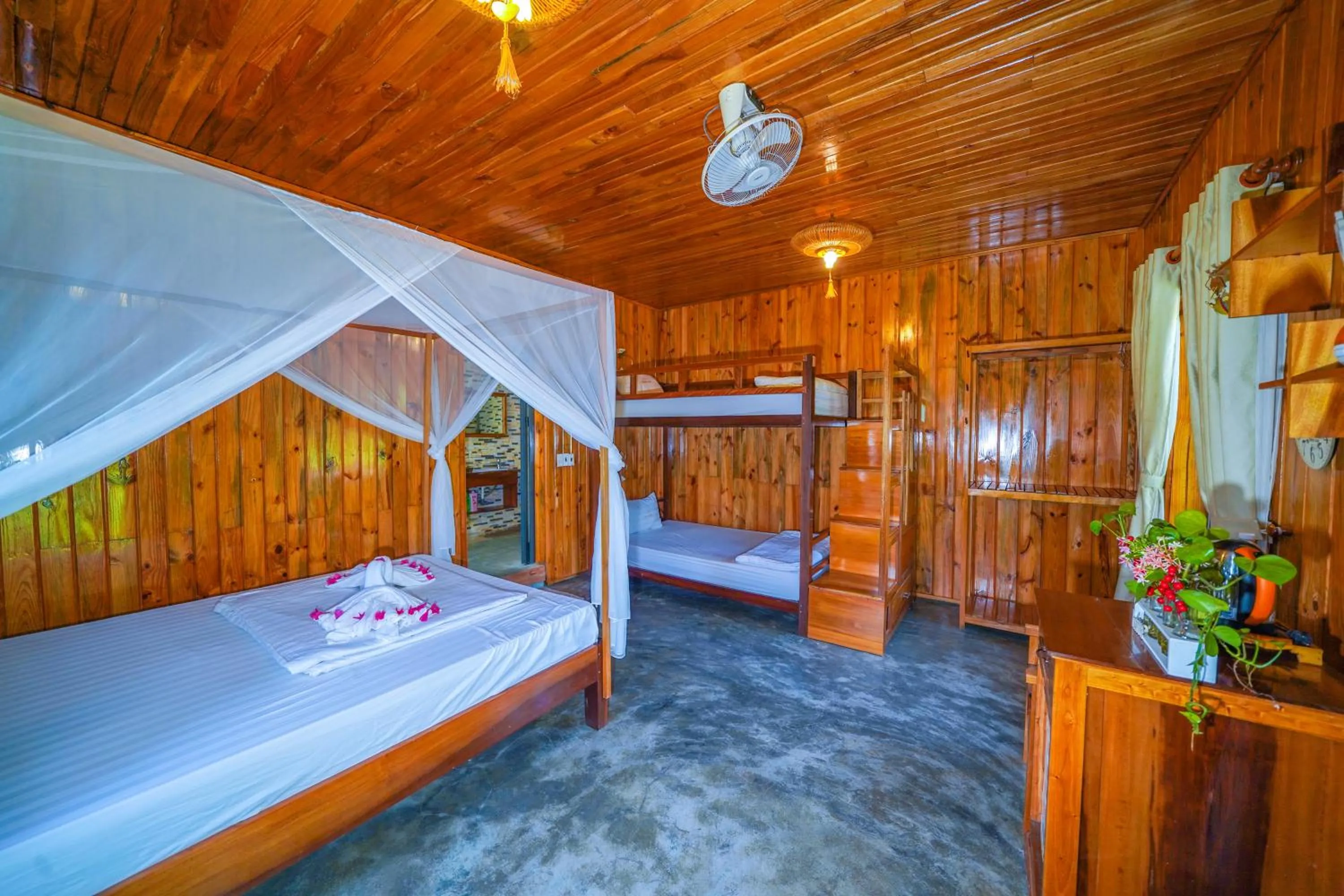 Bed in Jungle Boss Travel Lodge