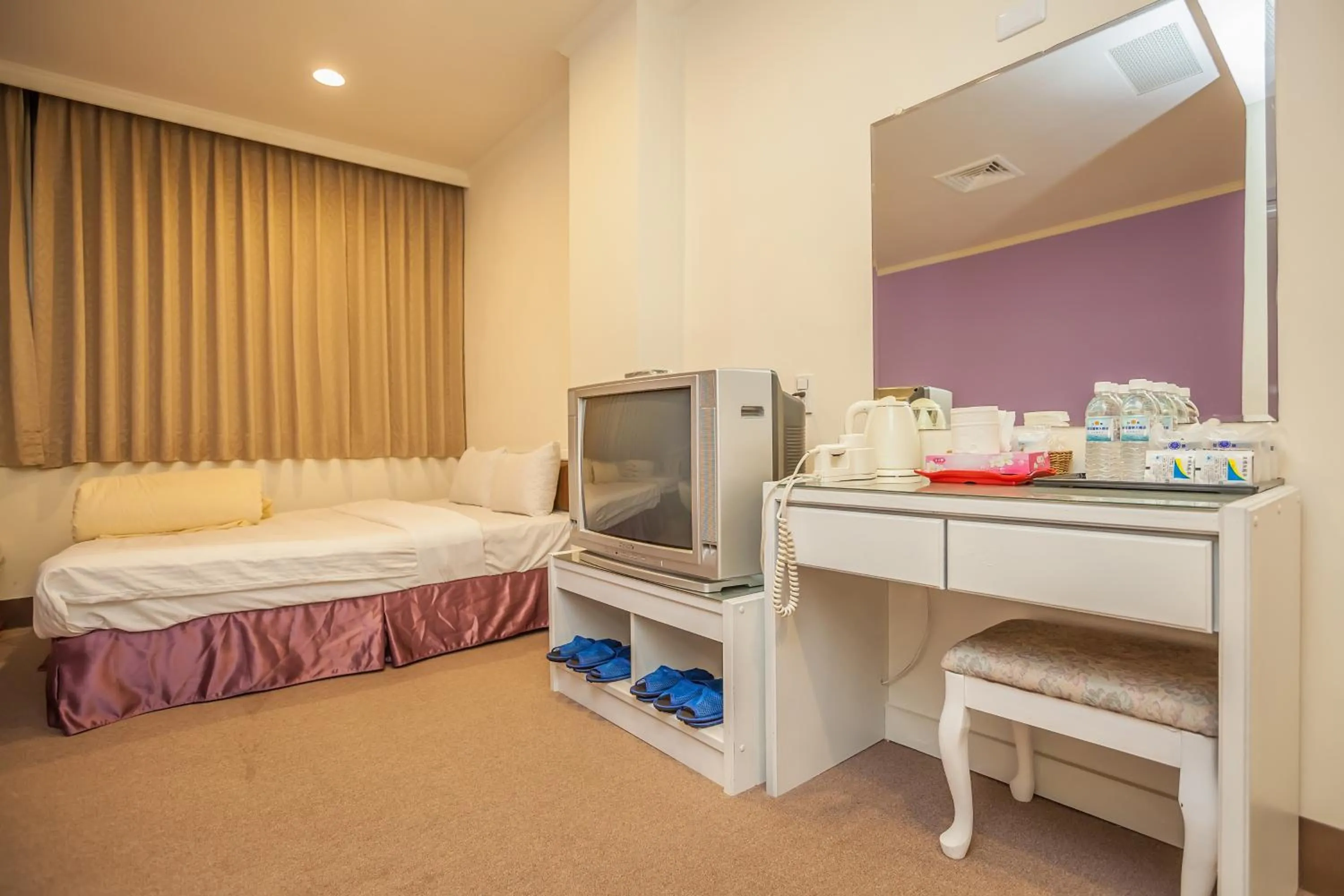 Photo of the whole room, Bed in Ming Zhi Hot Spring Hotel Building A