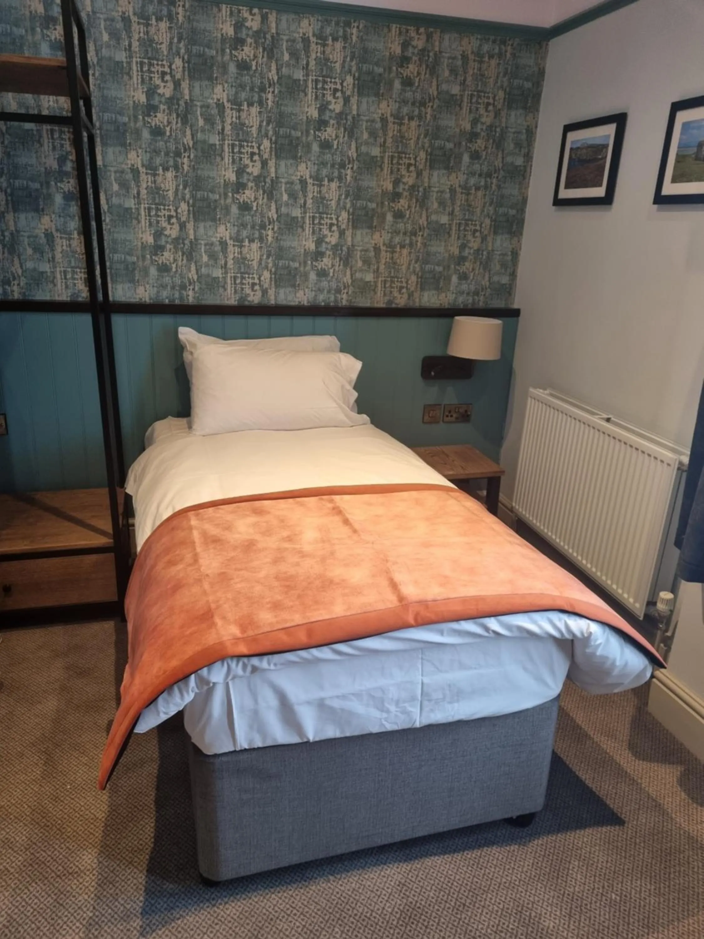 Bedroom, Bed in Anglesey Arms Hotel