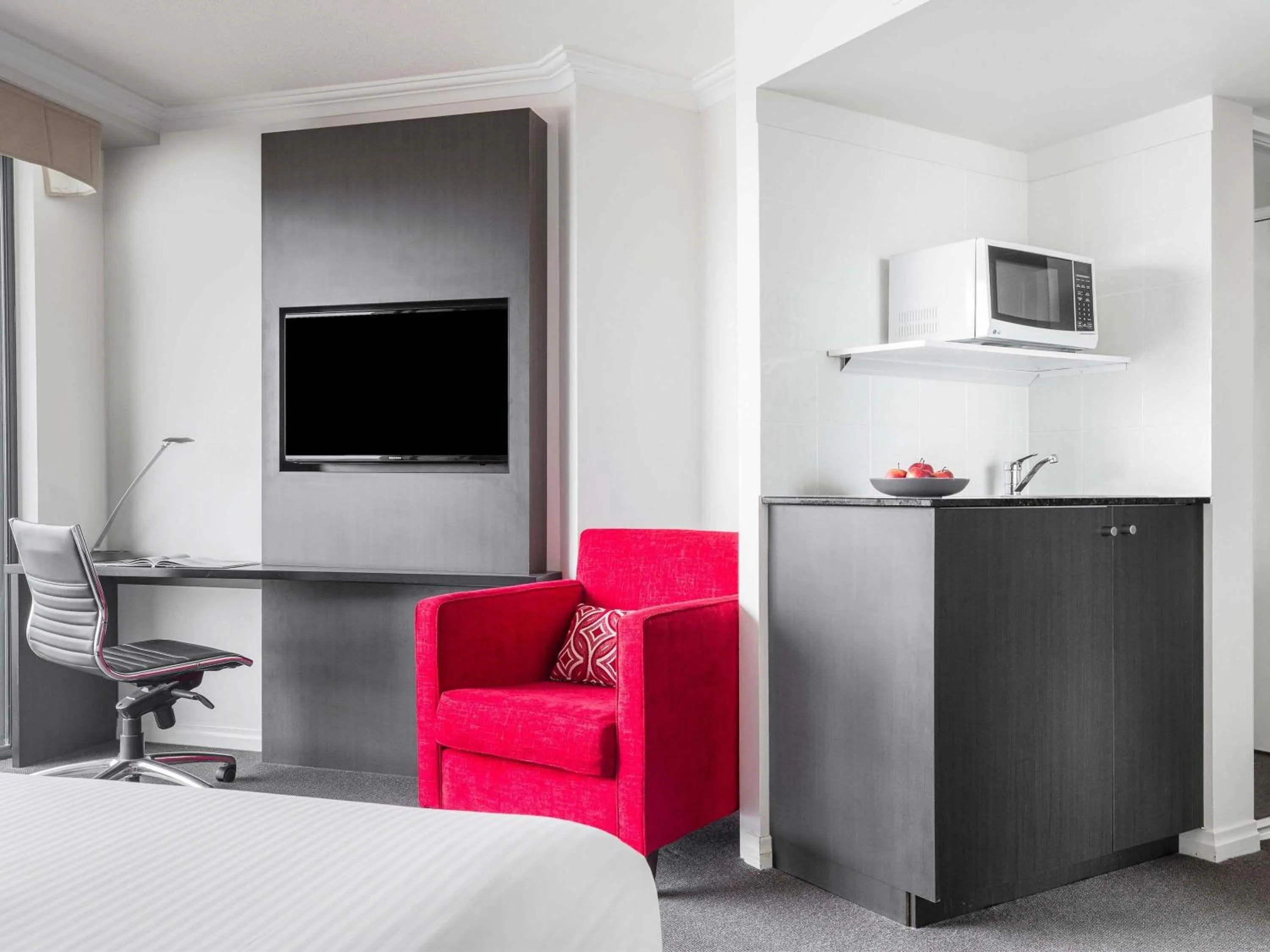 Bedroom, Bed in Mantra on Queen