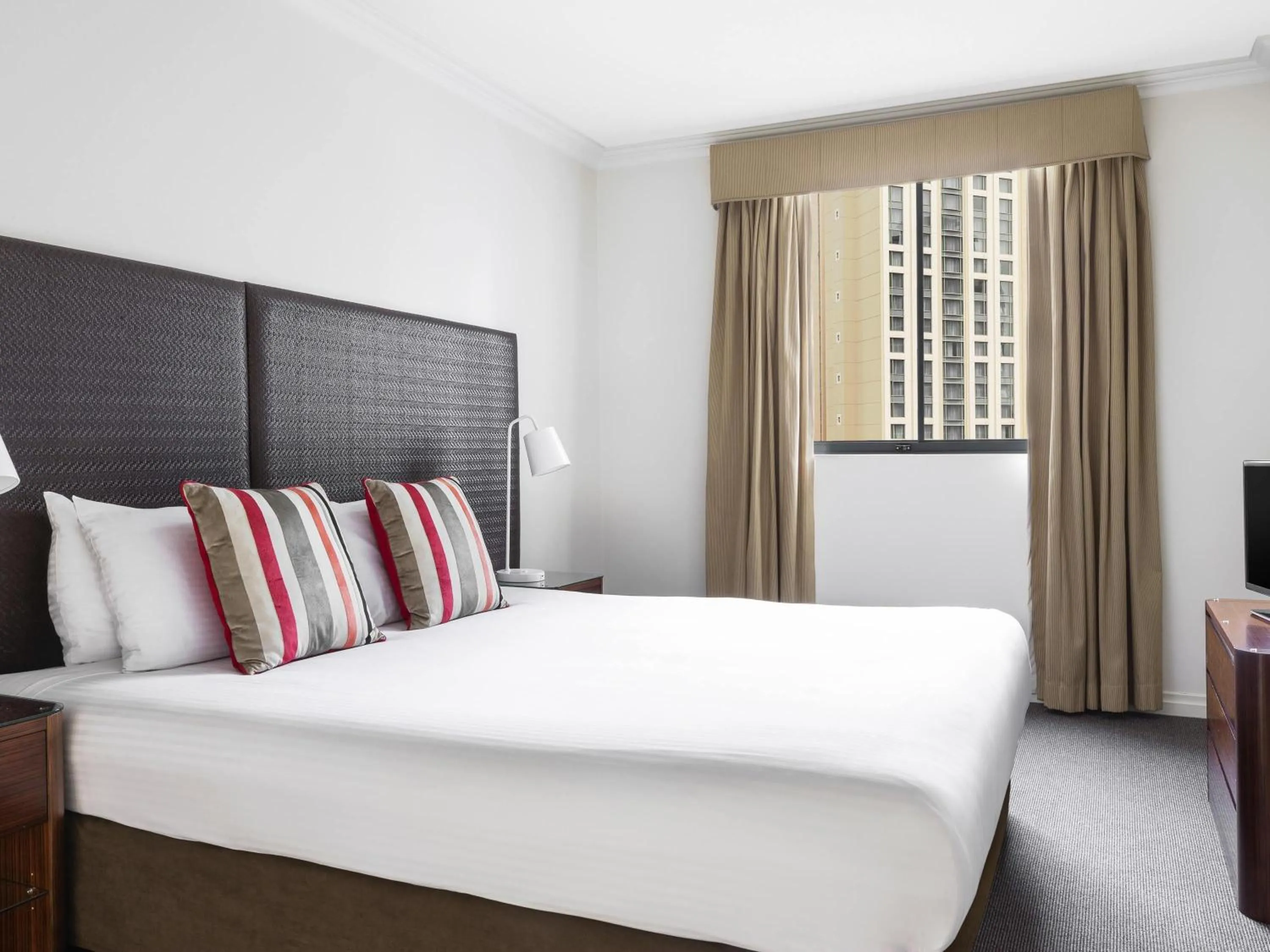 Bedroom, Bed in Mantra on Queen