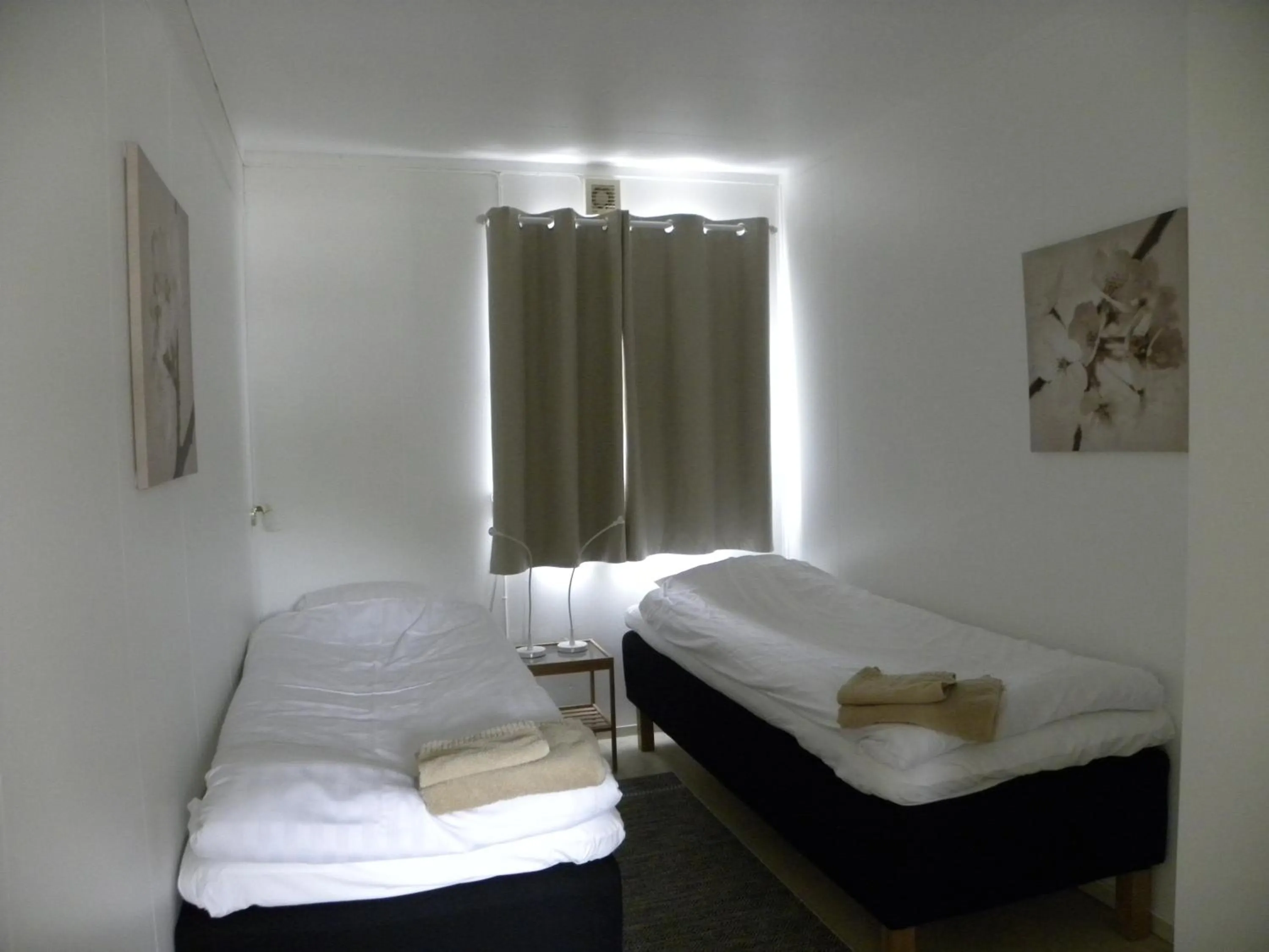 Photo of the whole room, Bed in Hillesgården