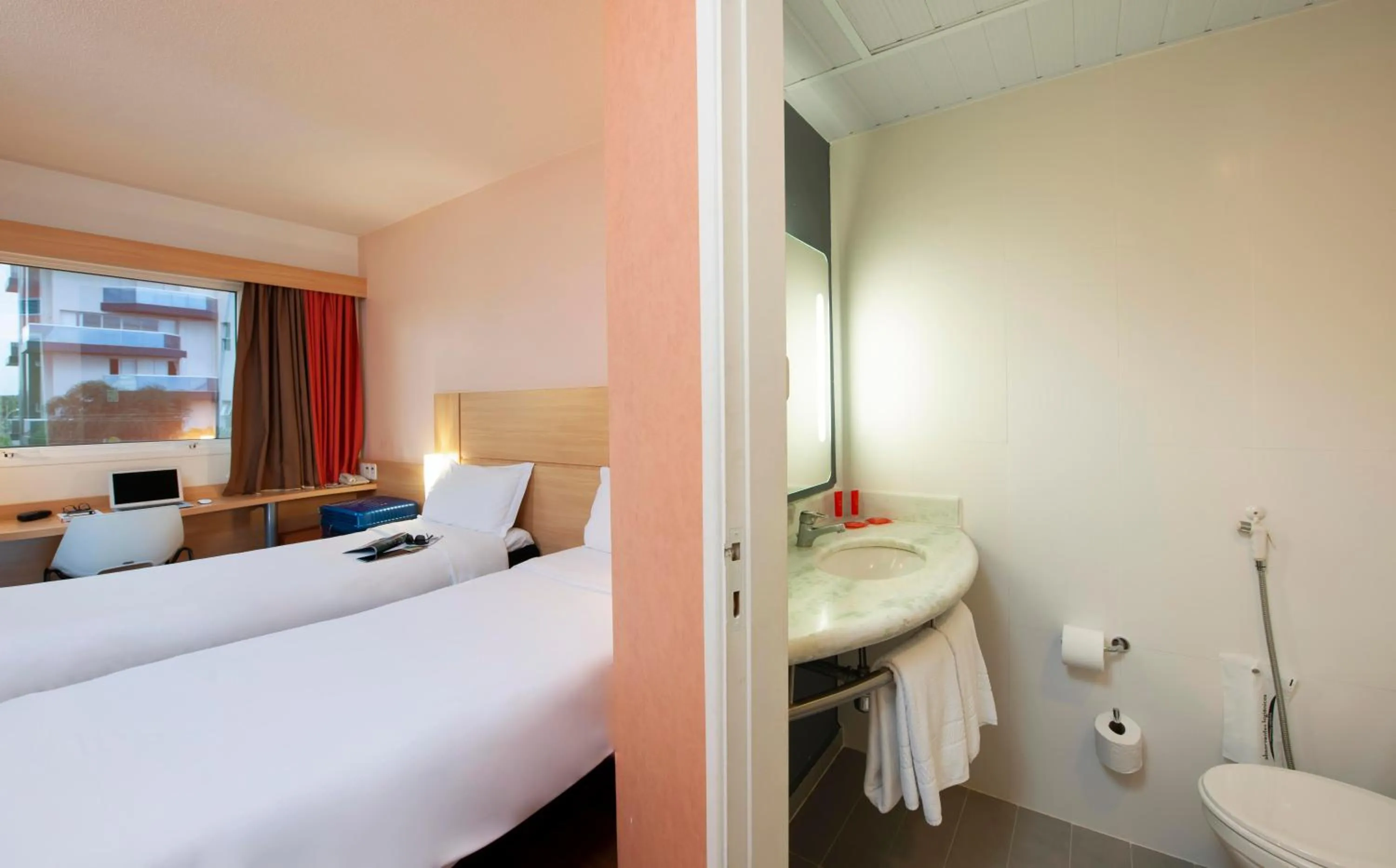 Photo of the whole room, Bed in Ibis São Carlos