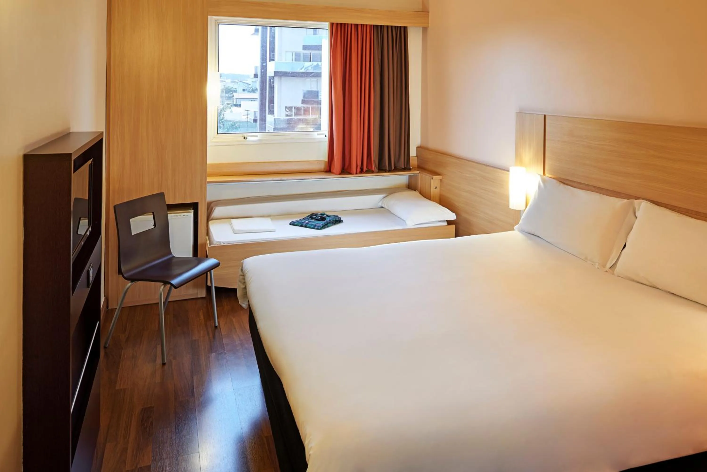 Photo of the whole room, Bed in Ibis São Carlos