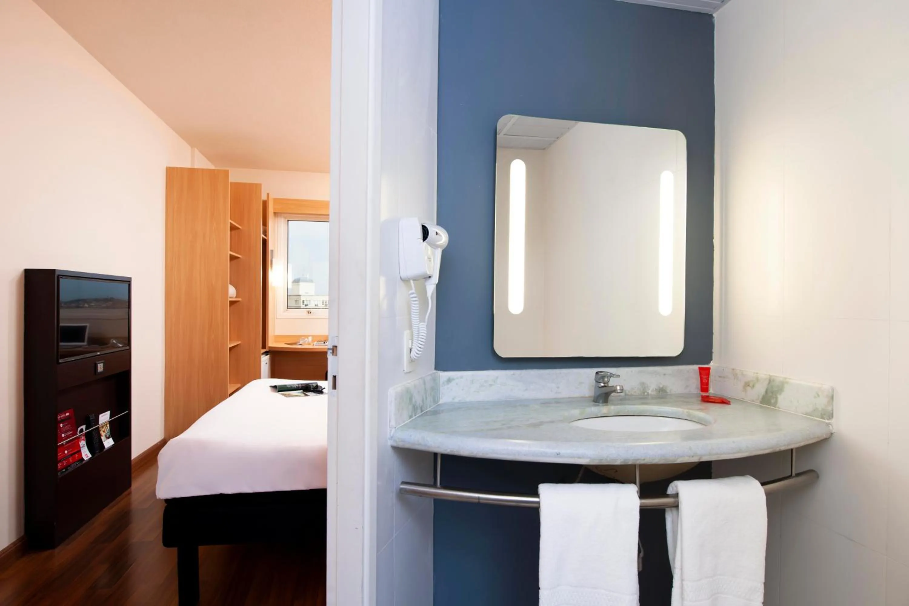 Photo of the whole room, Bed in Ibis São Carlos