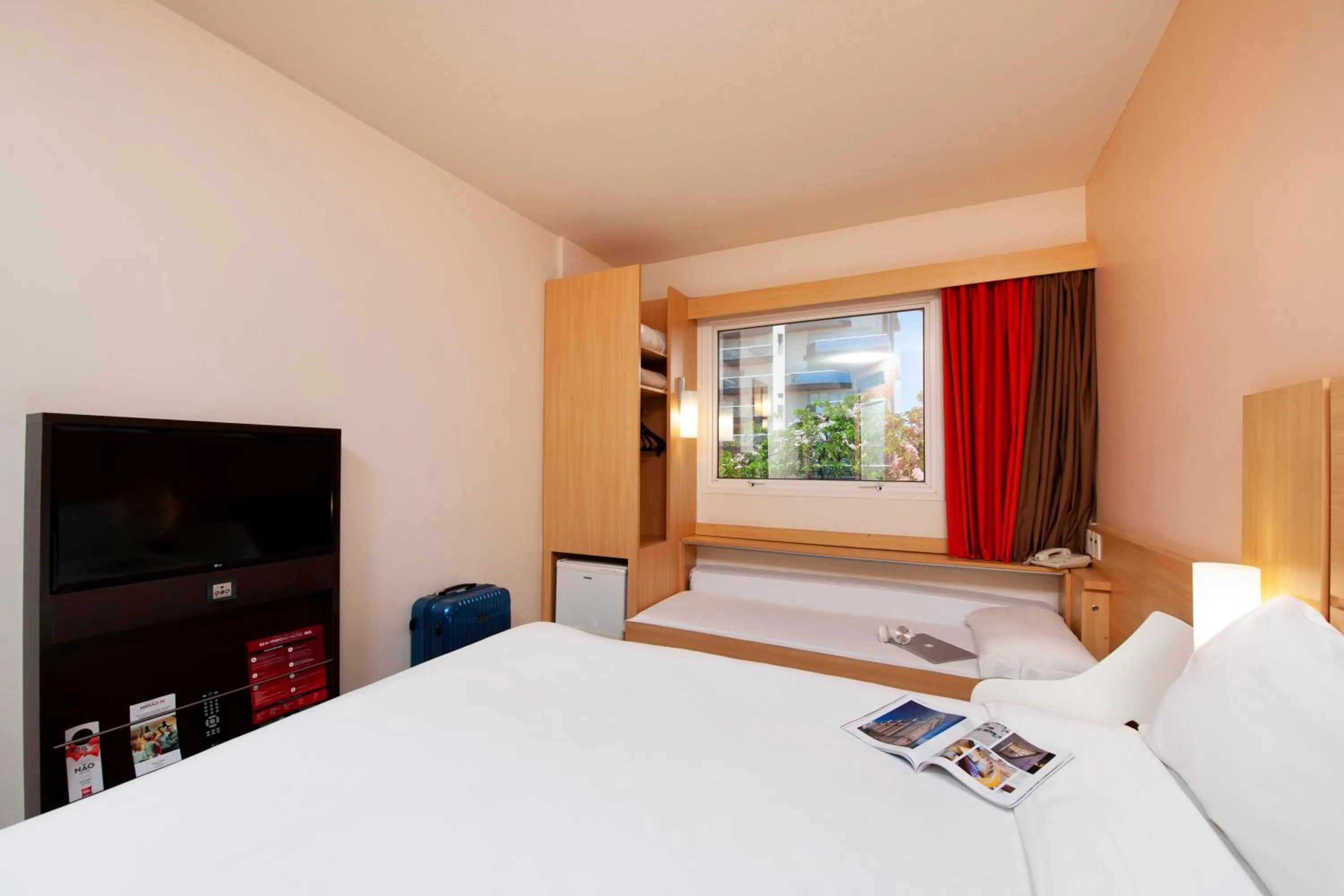 Photo of the whole room, Bed in Ibis São Carlos