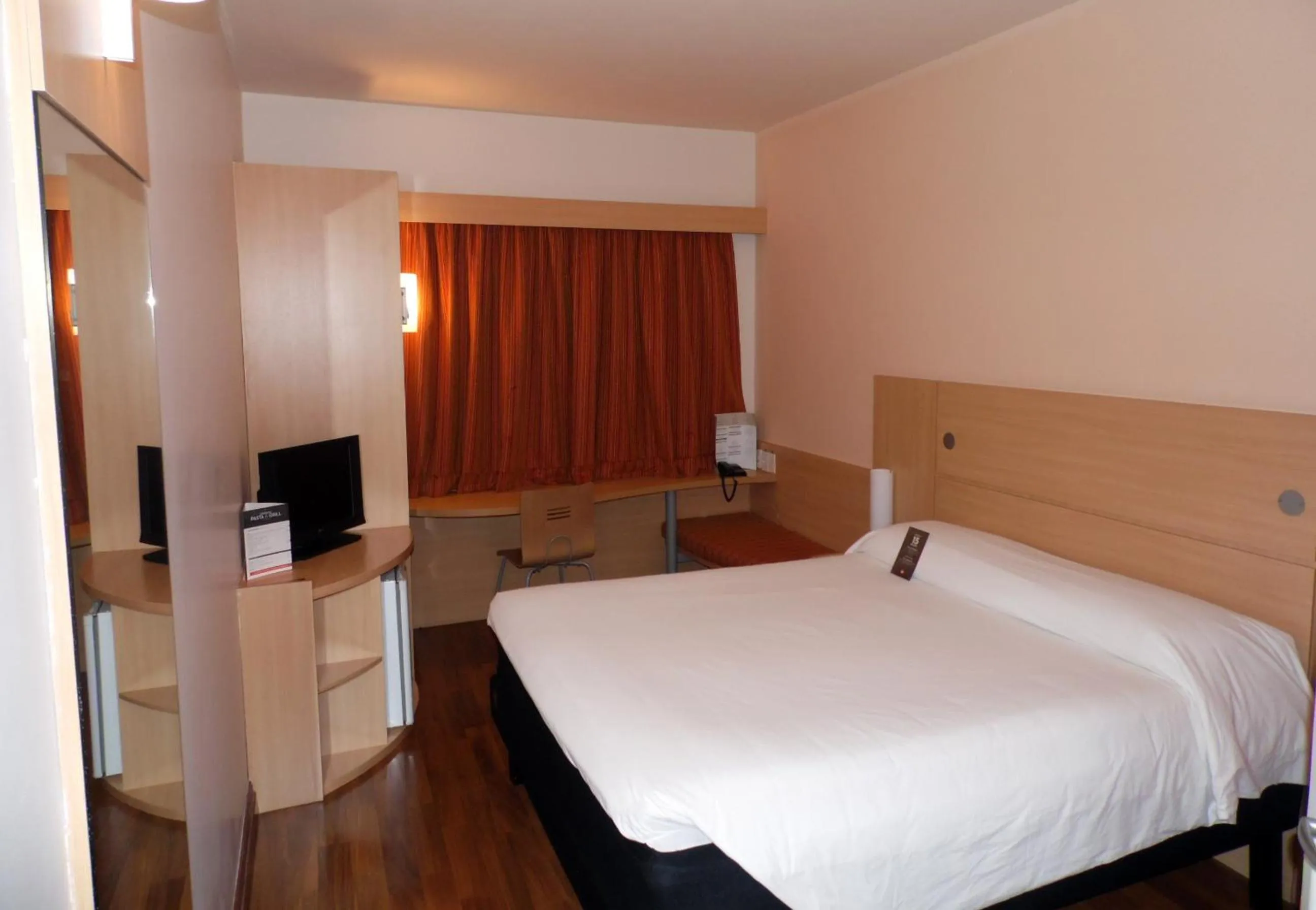 Photo of the whole room, Bed in ibis Campo Grande