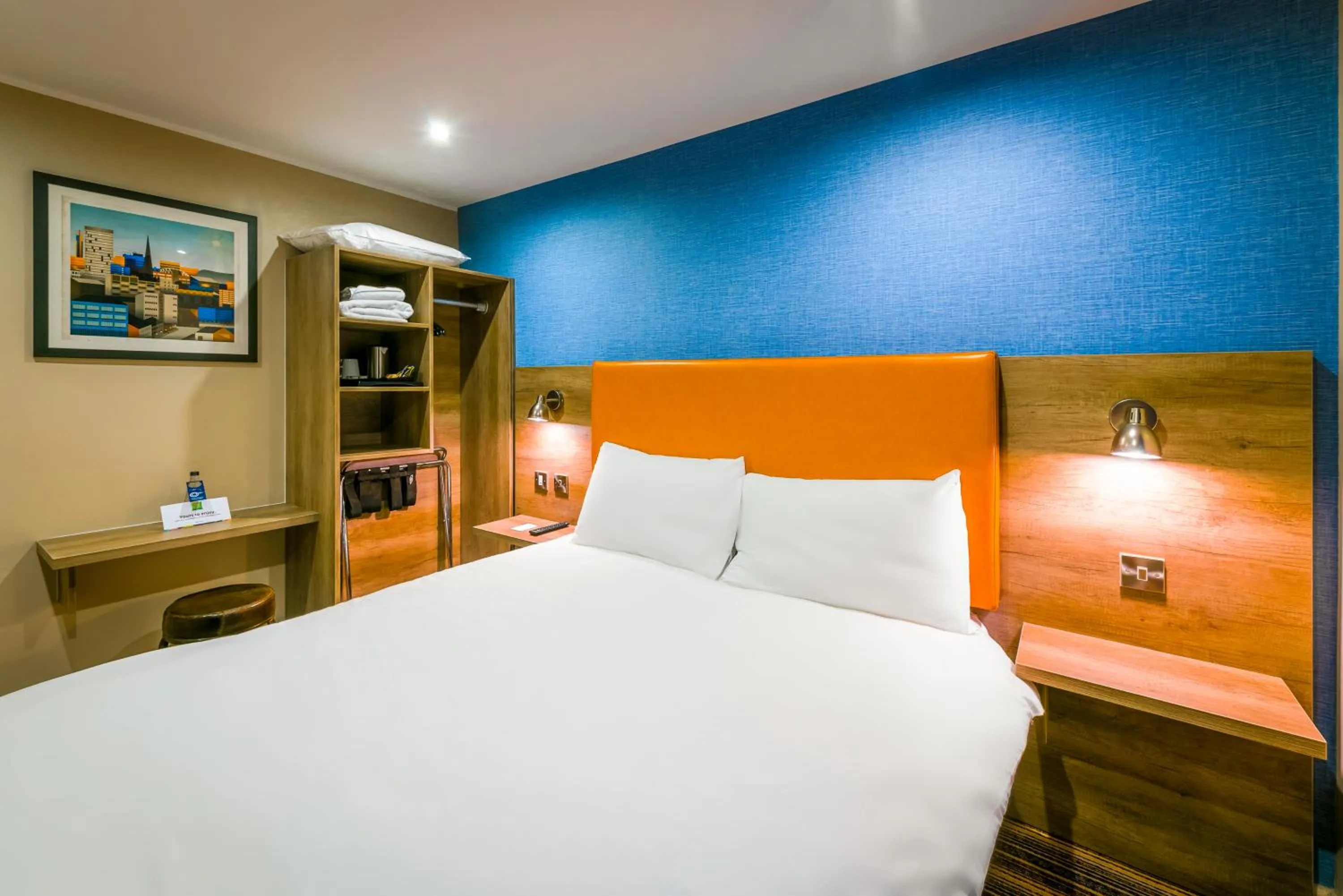 Bed in Ibis Styles Birmingham Hagley Road