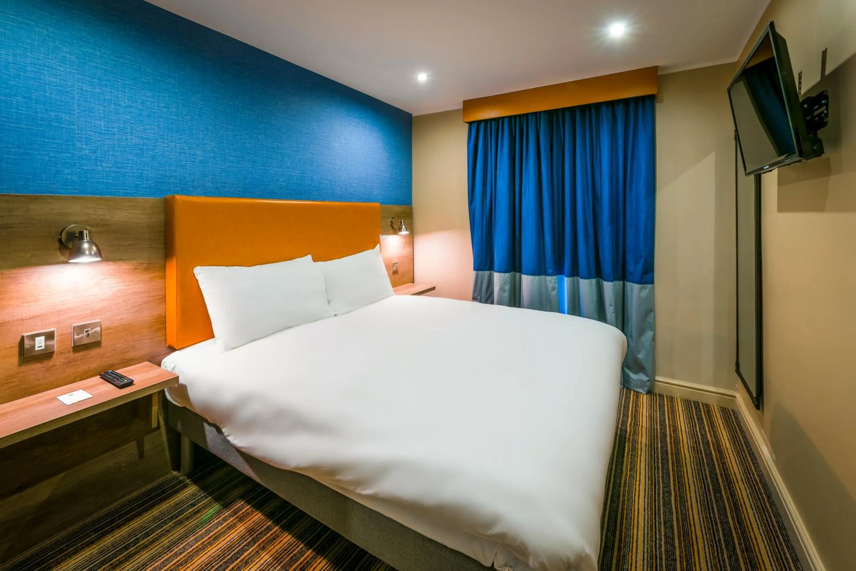Bed in Ibis Styles Birmingham Hagley Road