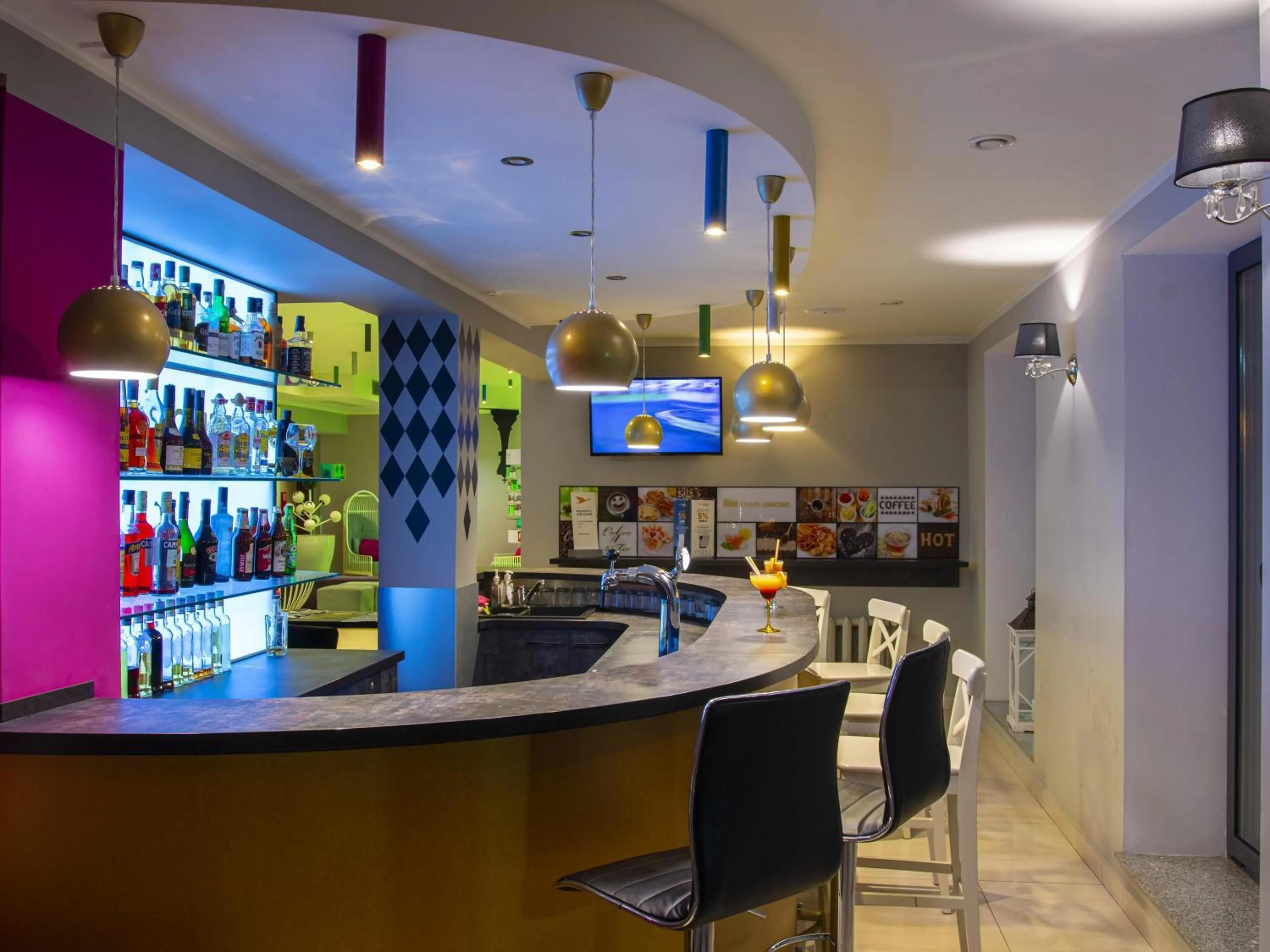 Lounge or bar in Ibis Styles Gniezno Stare Miasto