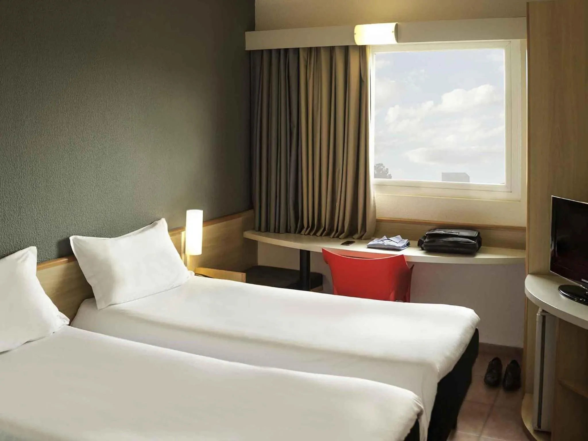 Bedroom, Bed in ibis Criciuma