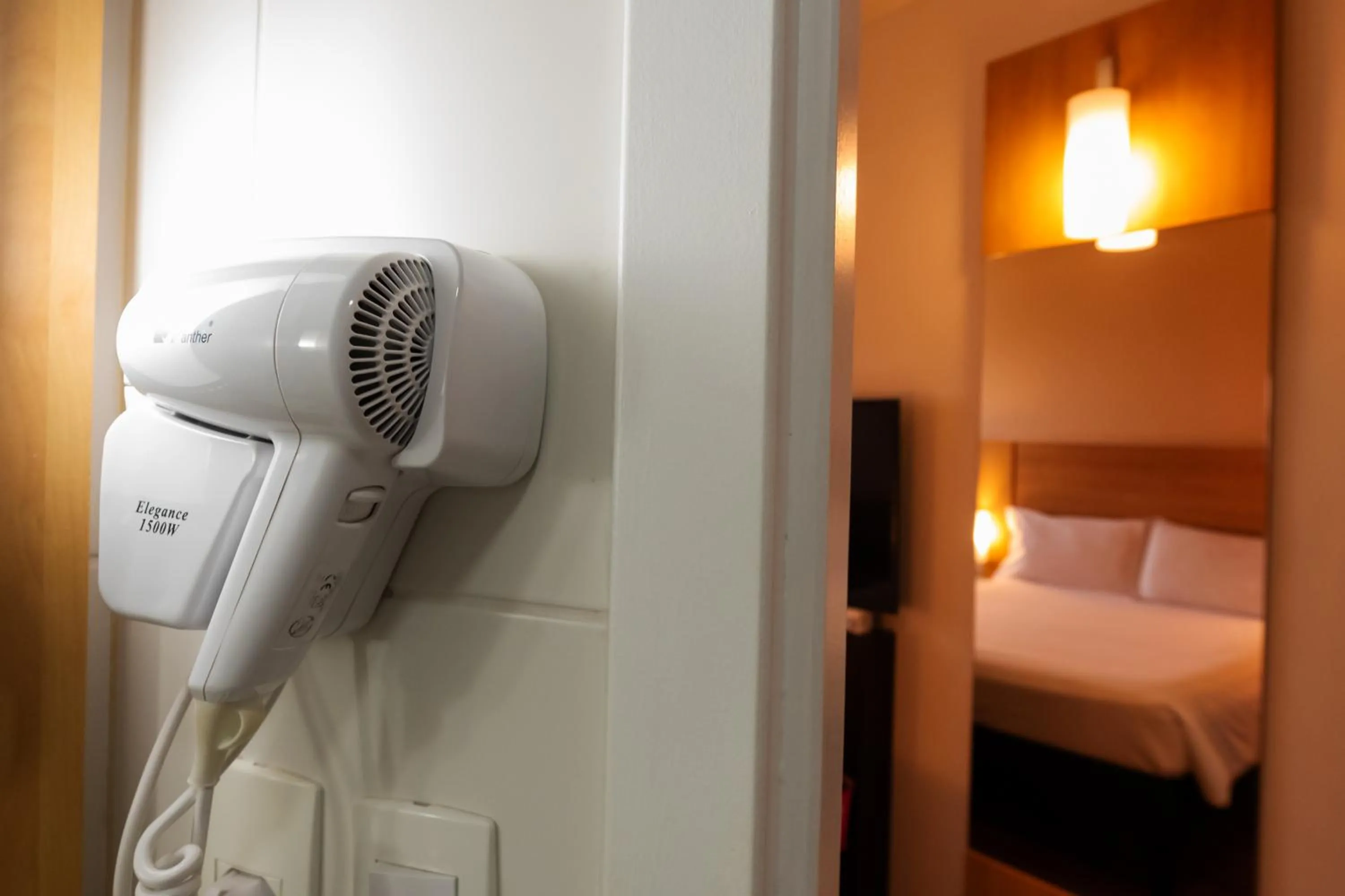 Bathroom, Bed in ibis Porto Alegre Moinhos de Vento