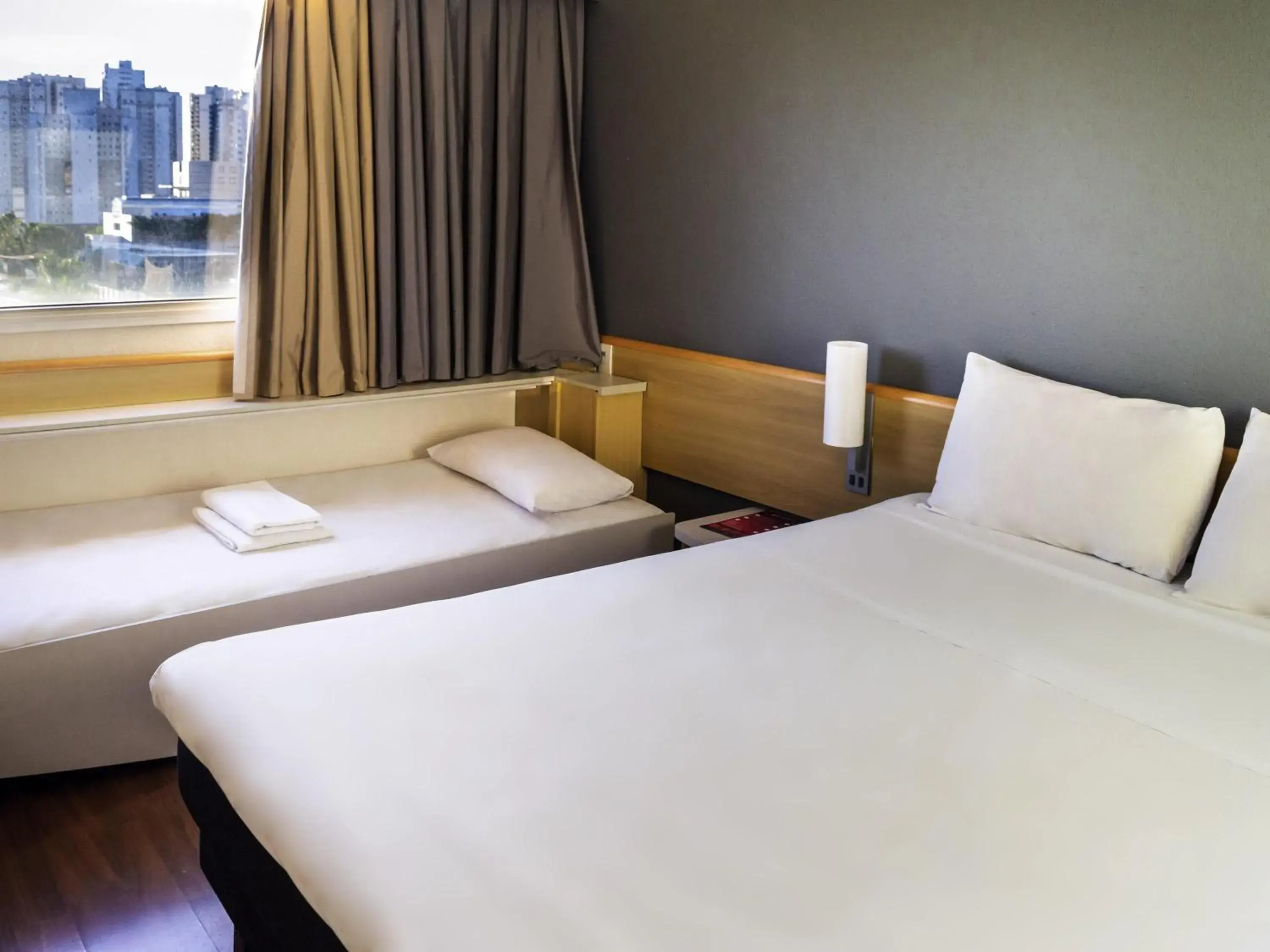 Standard Queen Room with Extra Bed in ibis Sao Jose dos Campos Dutra Standard Queen Room with Extra Bed in ibis Sao Jose dos Campos Dutra