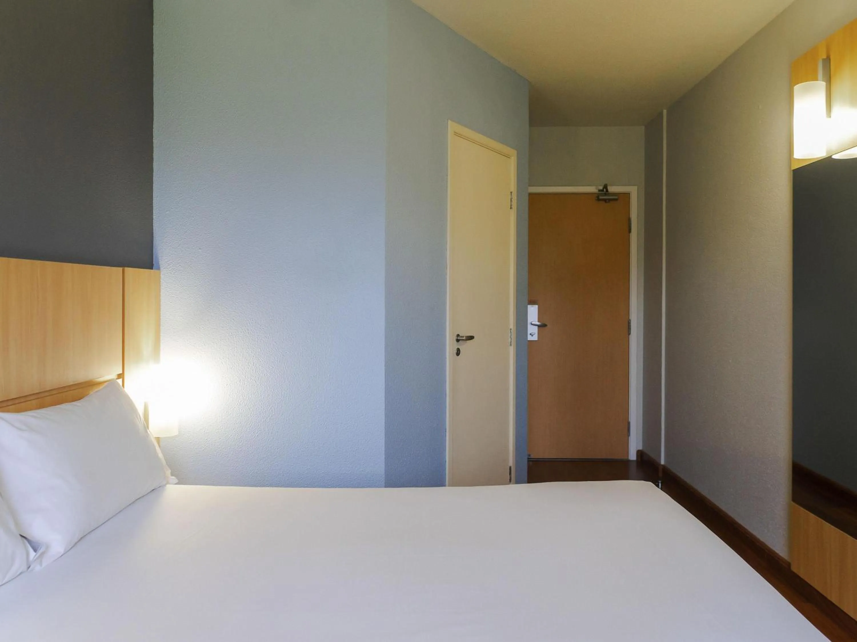 Bedroom, Bed in ibis Curitiba Aeroporto