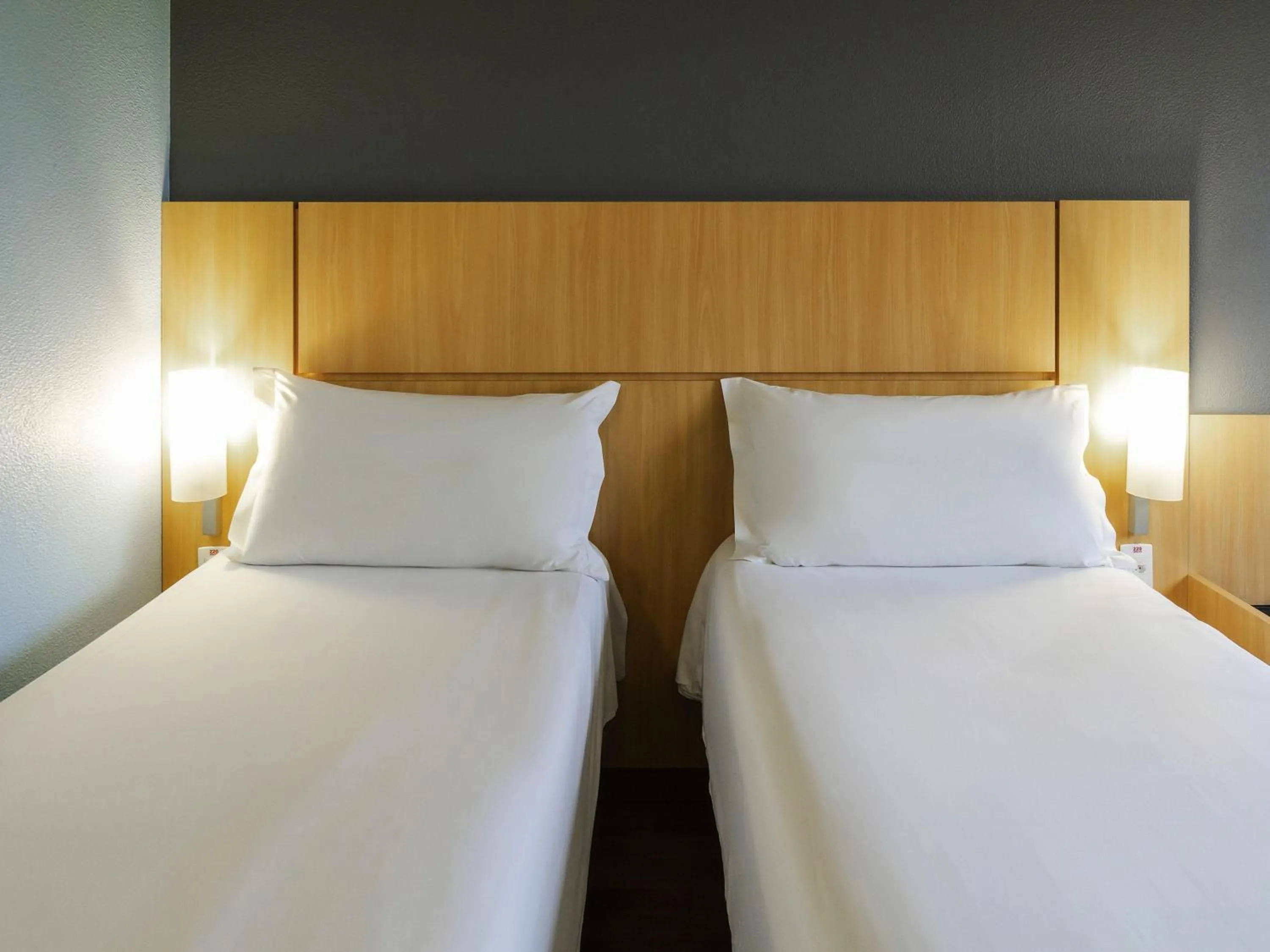 Bedroom, Bed in ibis Curitiba Aeroporto