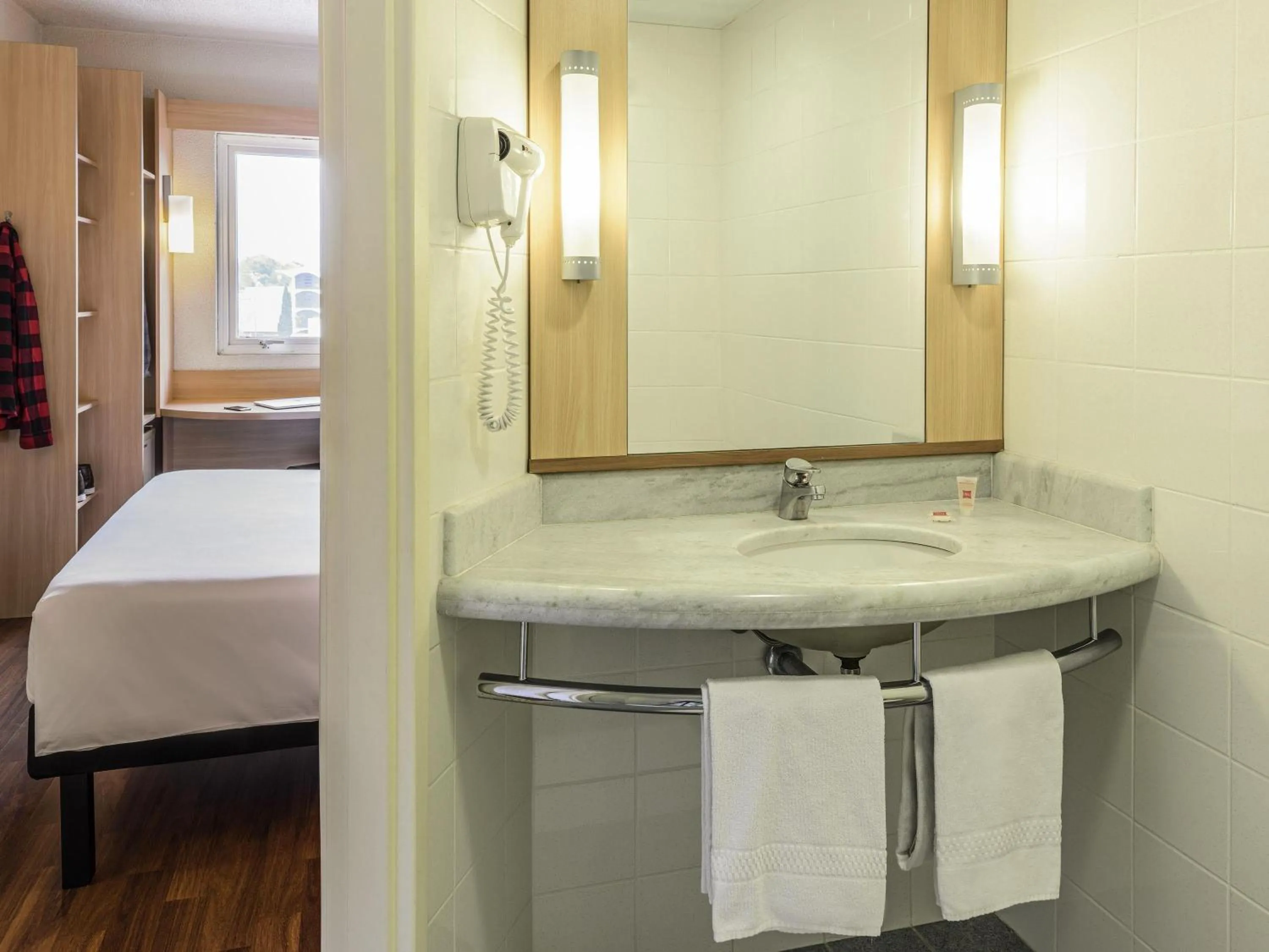 Bedroom, Bed in ibis Blumenau