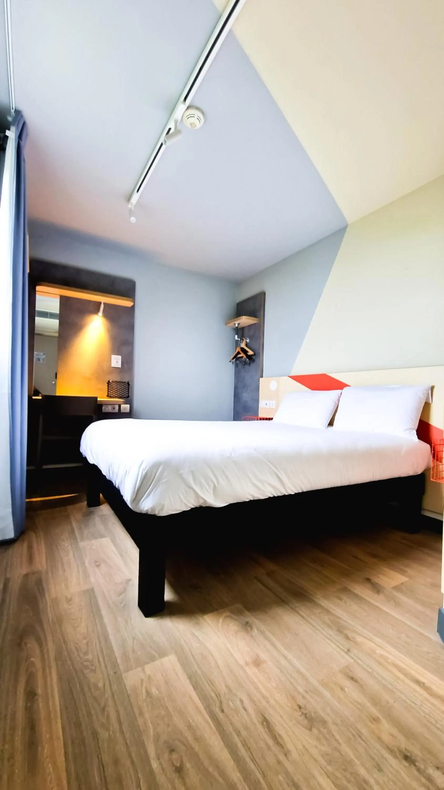 Shower, Bed in ibis Budget Lille Marcq En Baroeul