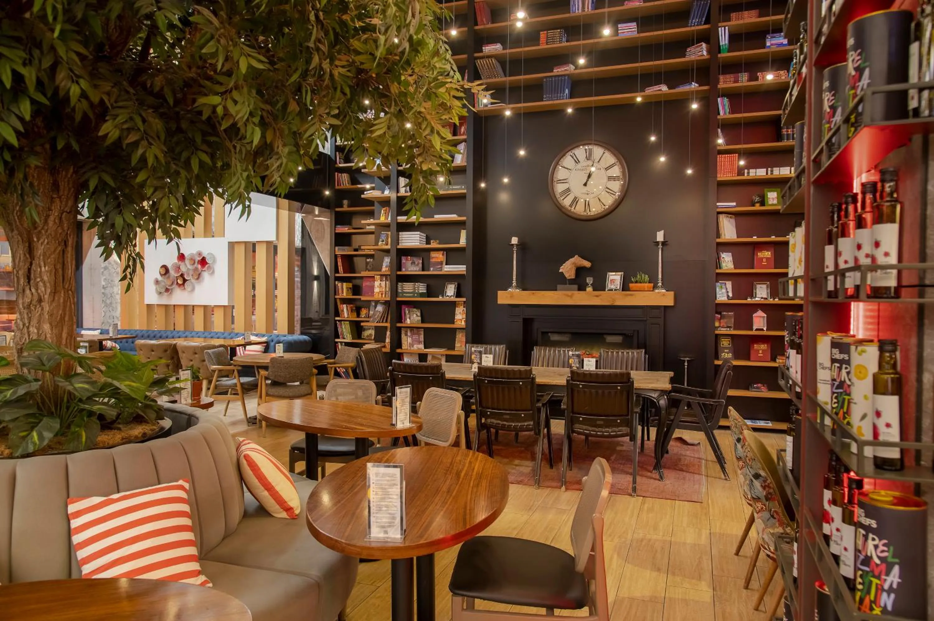 Lounge or bar in Holiday Inn Kayseri - Duvenonu by IHG