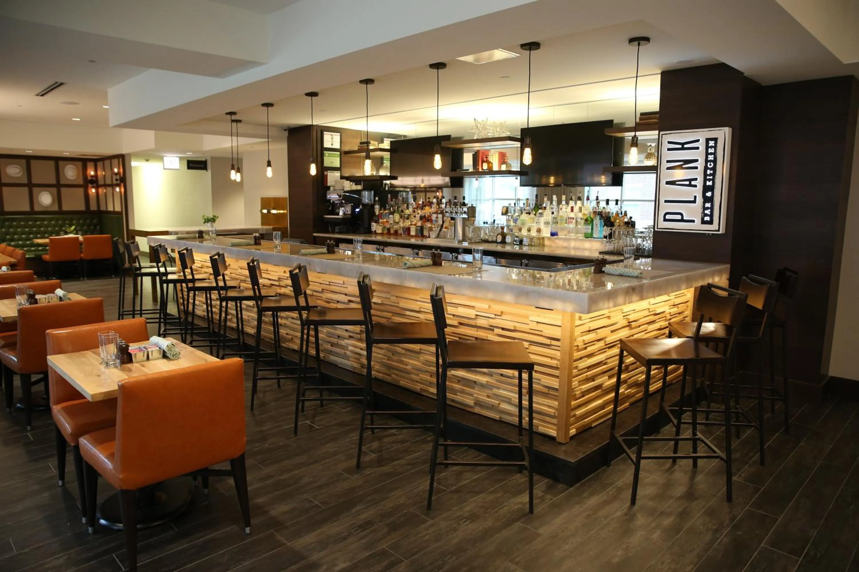 Lounge or bar in Hotel Indigo Naperville Riverwalk by IHG