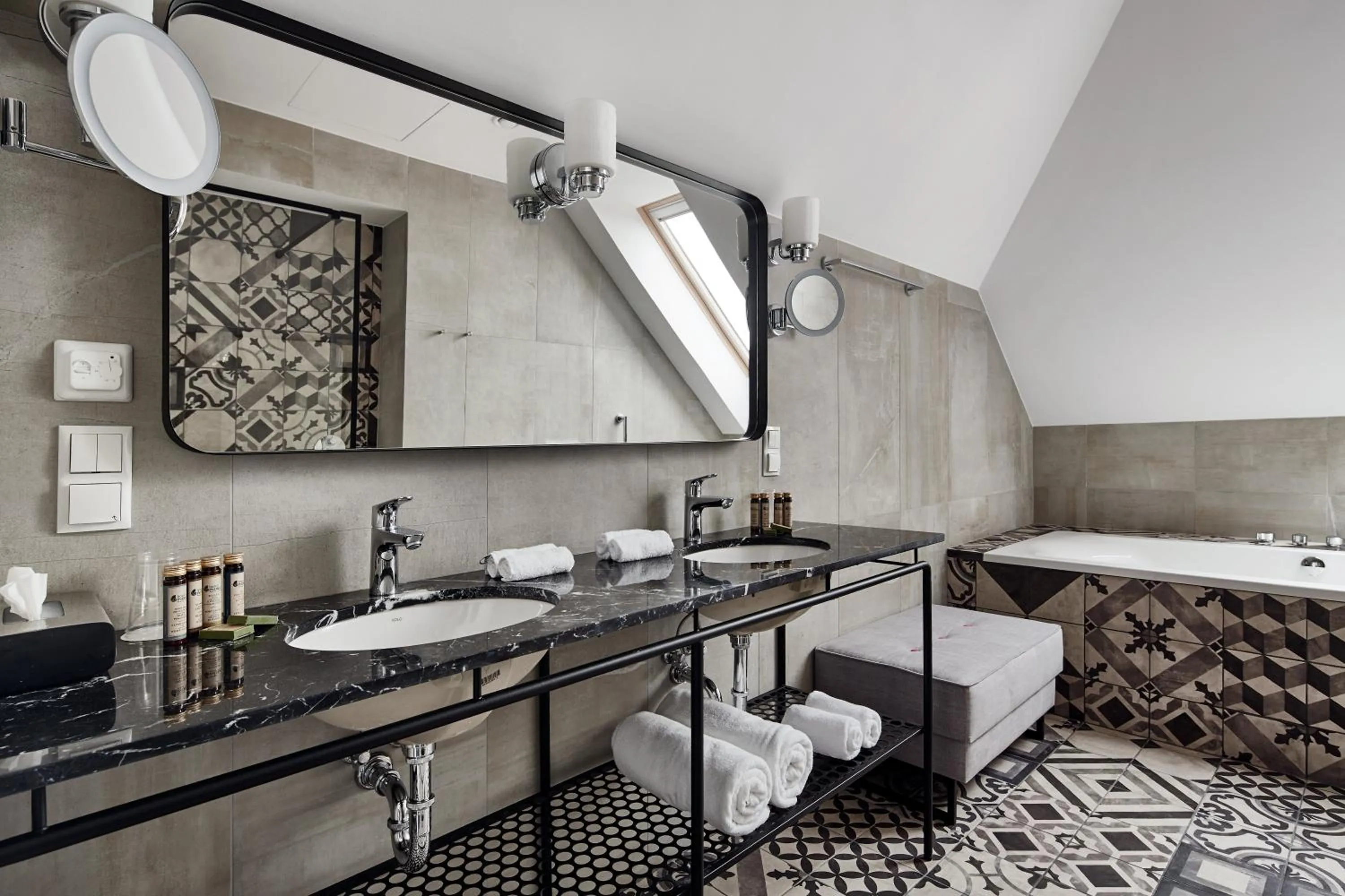 Bathroom, Bed in Hotel Indigo Krakow - Old Town by IHG