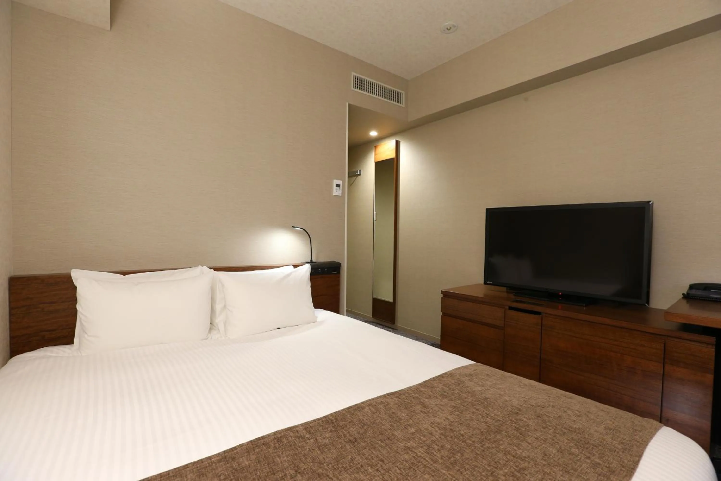 Photo of the whole room, Bed in Daiwa Roynet Hotel Nagoya Taiko dori Side