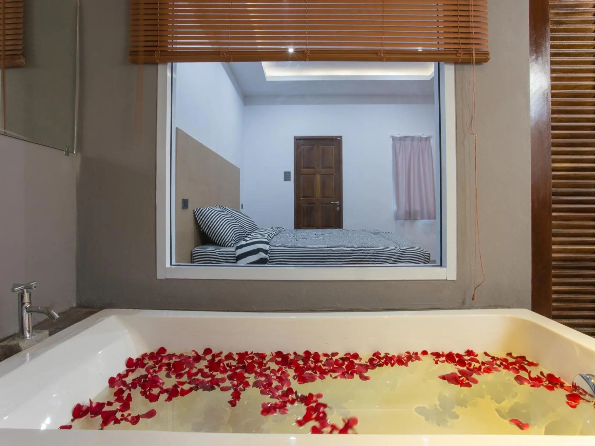 Bathroom, Bed in 88 Fine Hotel @ Suratthani Airport