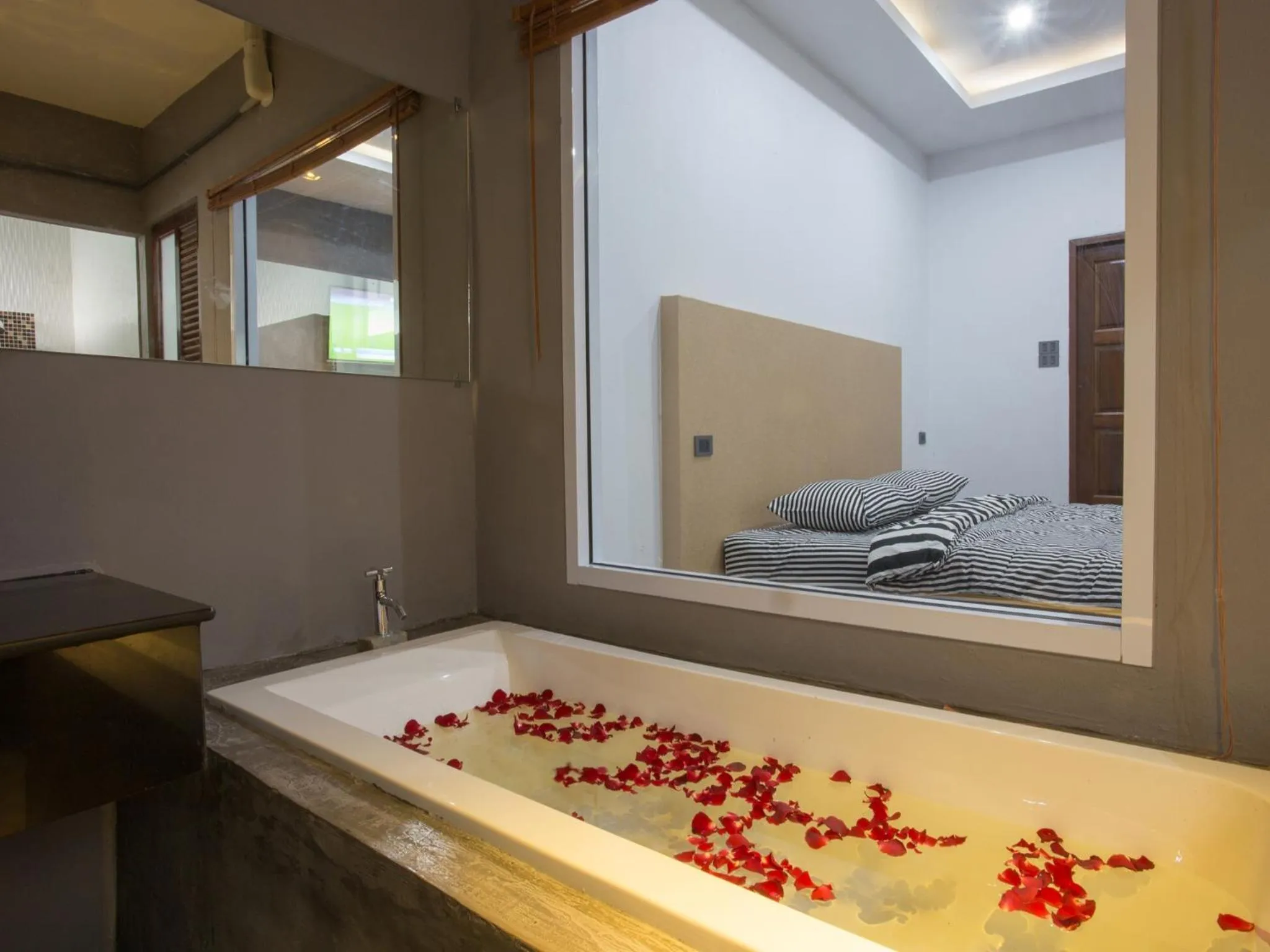 Bathroom, Bed in 88 Fine Hotel @ Suratthani Airport