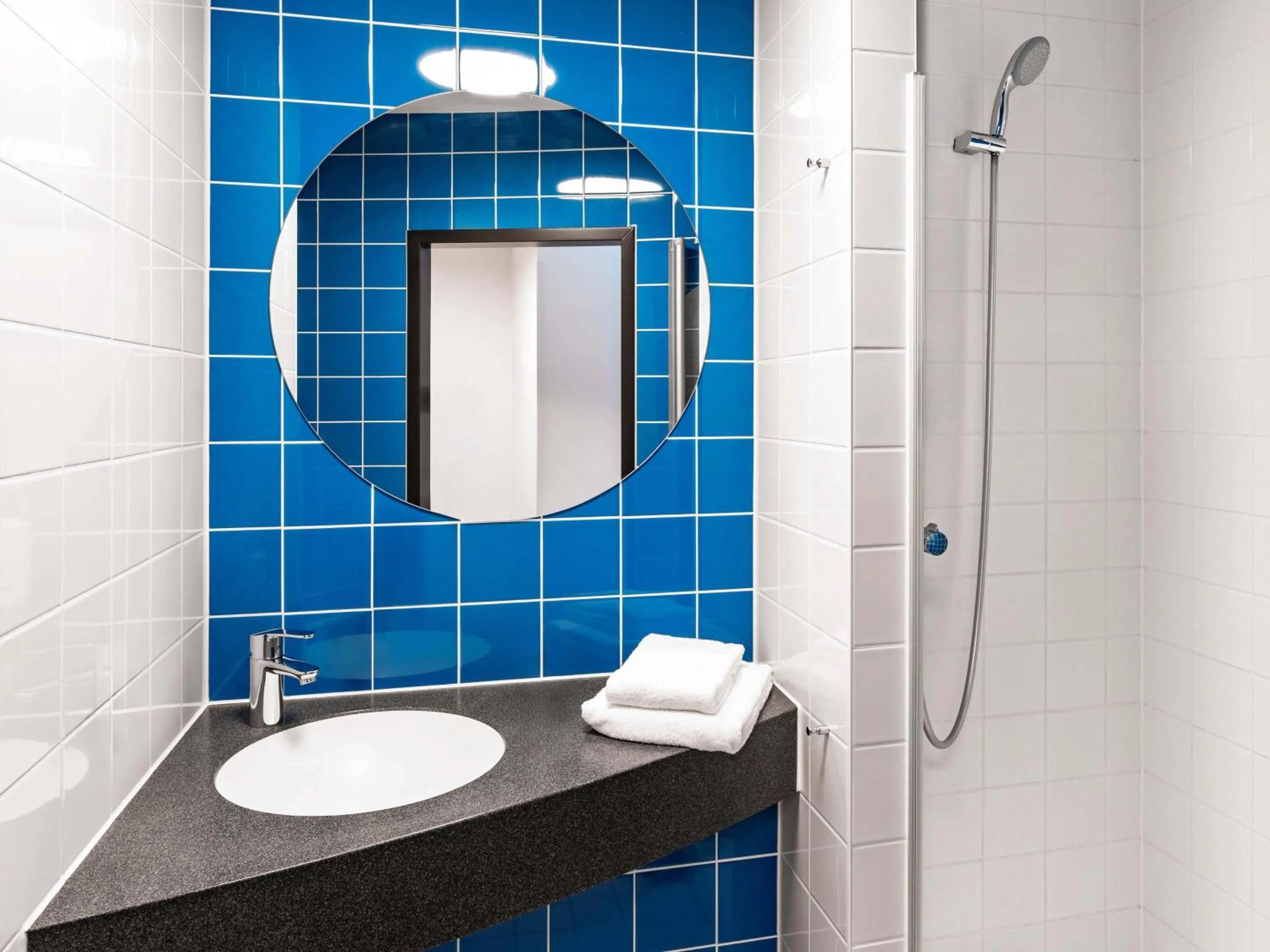 Shower in B&B Hotel Göttingen-City