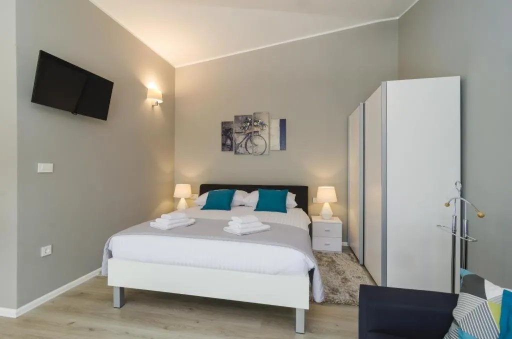 Bedroom, Bed in Apartments ZoomZoom