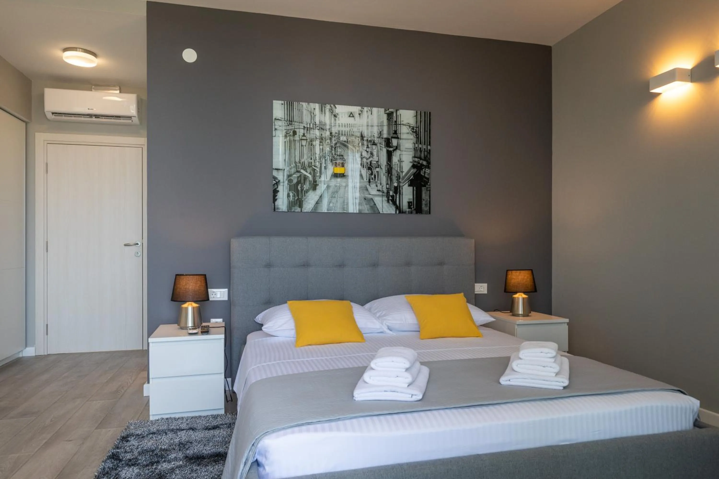 Bedroom, Bed in Apartments ZoomZoom