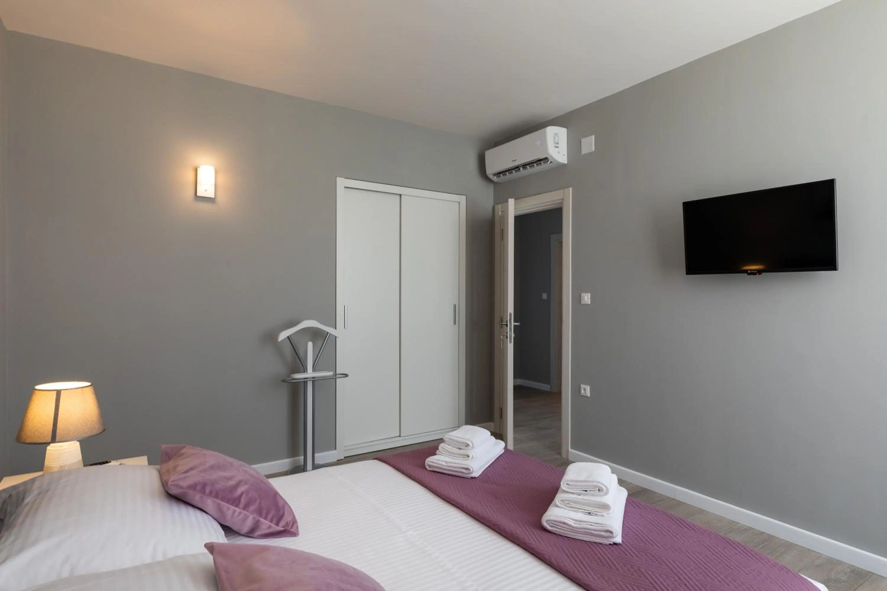 Bedroom, Bed in Apartments ZoomZoom