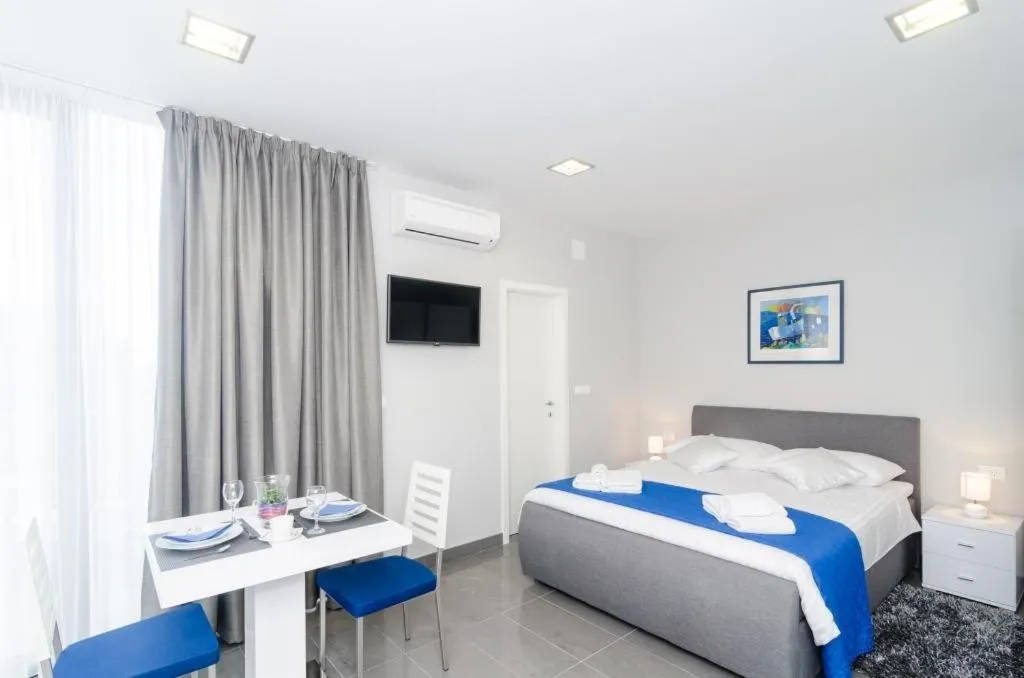 Bedroom, Bed in Apartments ZoomZoom