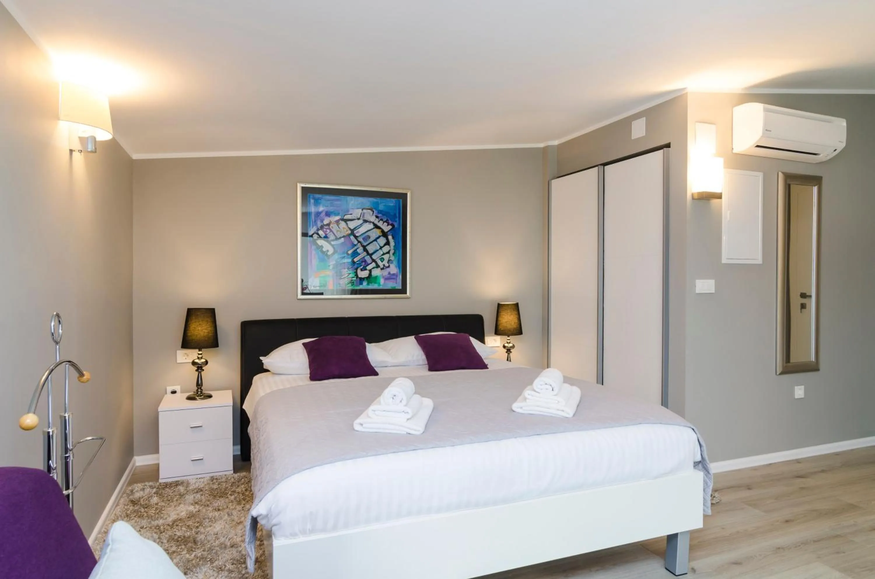 Bedroom, Bed in Apartments ZoomZoom