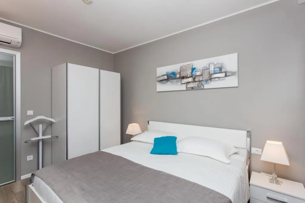 Bedroom, Bed in Apartments ZoomZoom